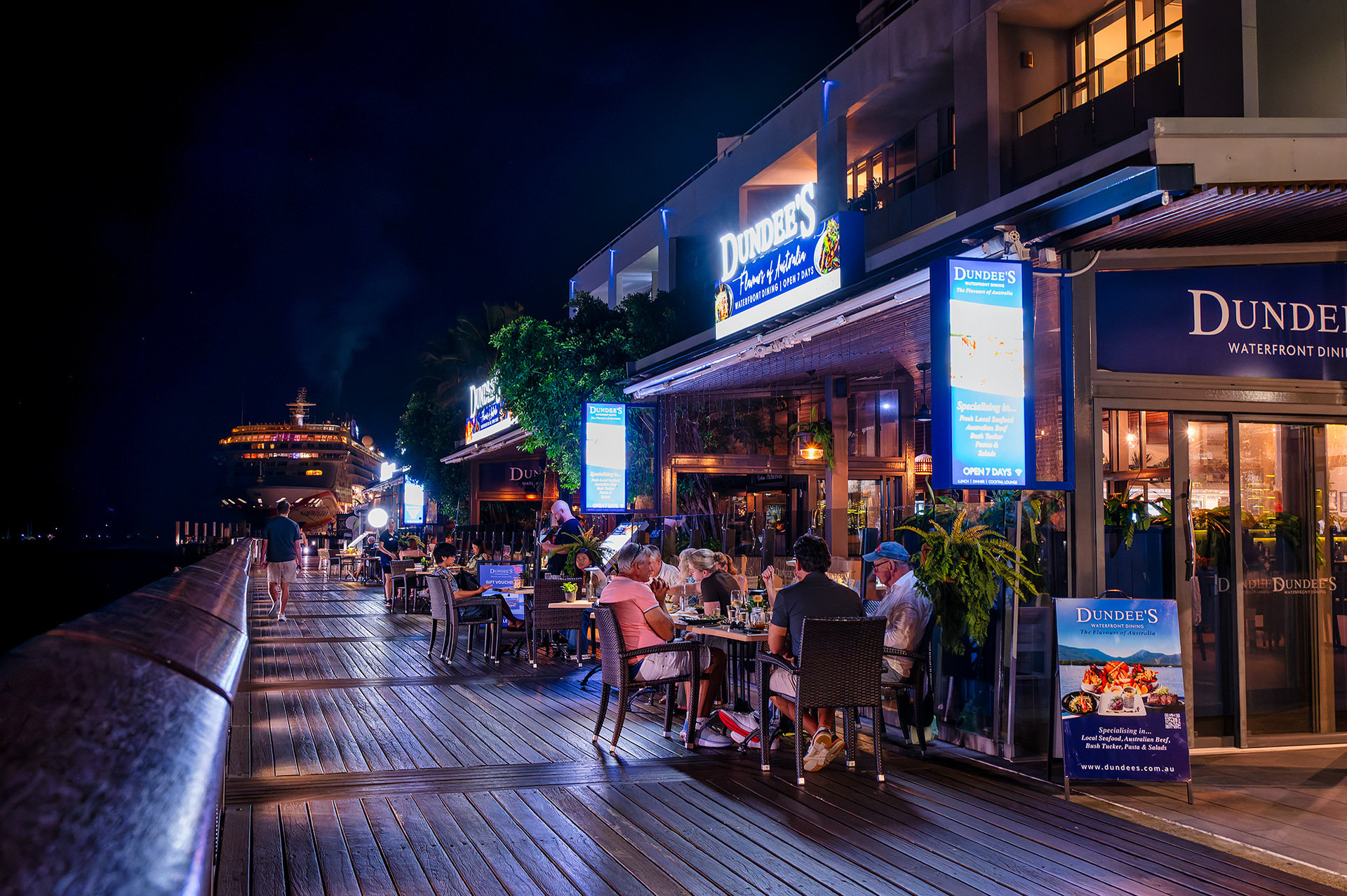 食後は夜のウォーターフロントの爽やかな風に吹かれながらしばし散歩。充実した意義深い旅もそろそろ終わりだ