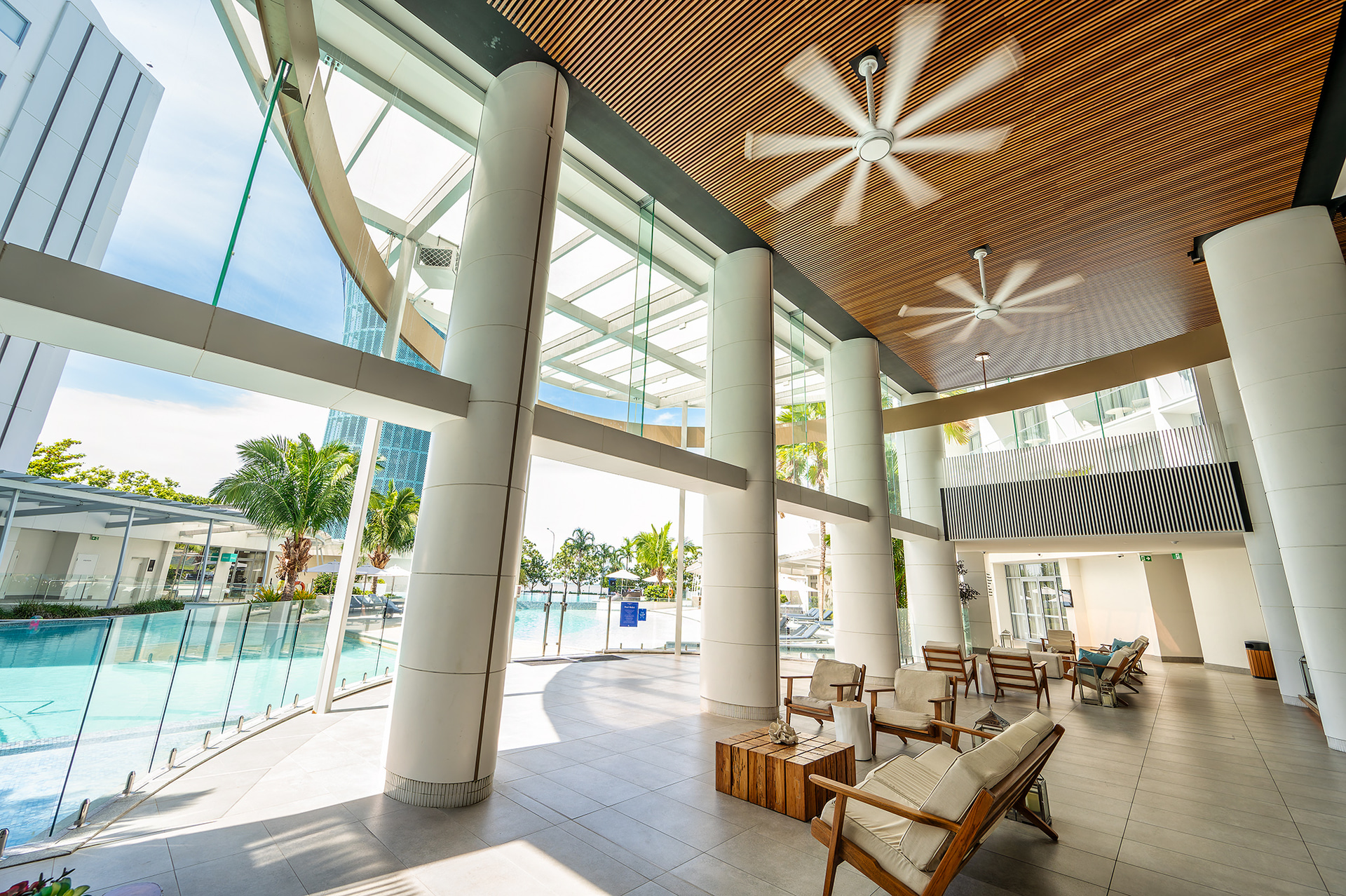 風が吹き抜け開放的なホテルフロント前。自転車でケアンズの街を散策するのも気持ちよさそうだ