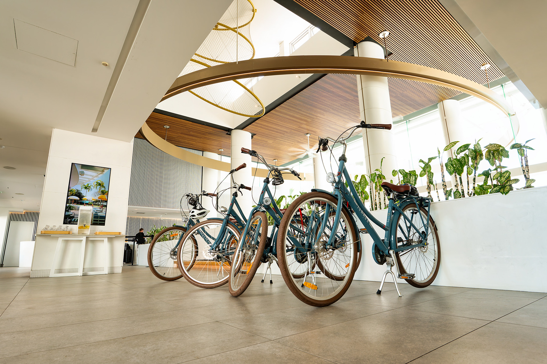 風が吹き抜け開放的なホテルフロント前。自転車でケアンズの街を散策するのも気持ちよさそうだ