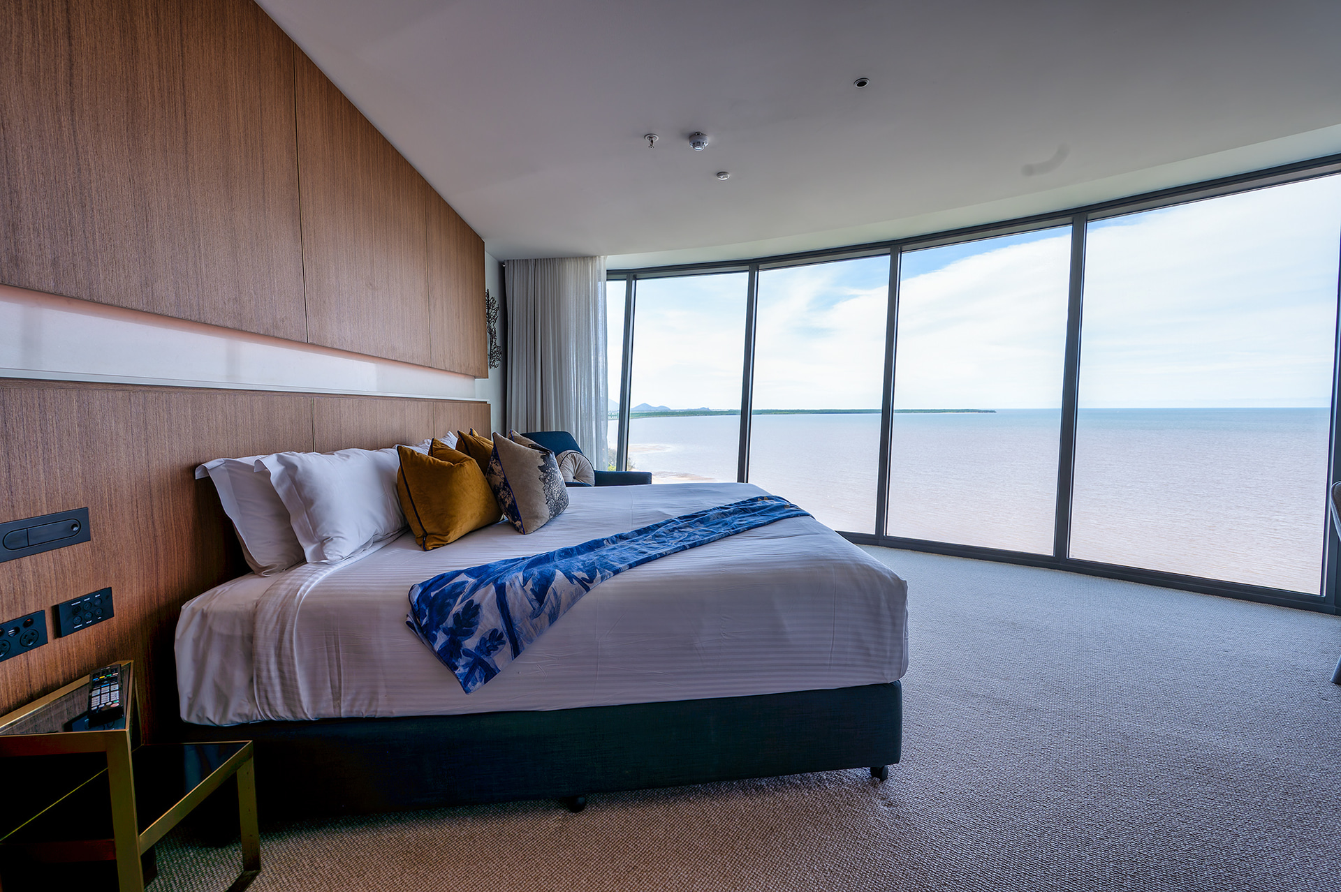 パノラマビューのバスタブ付きは眺望が見事、人気のある部屋だ。