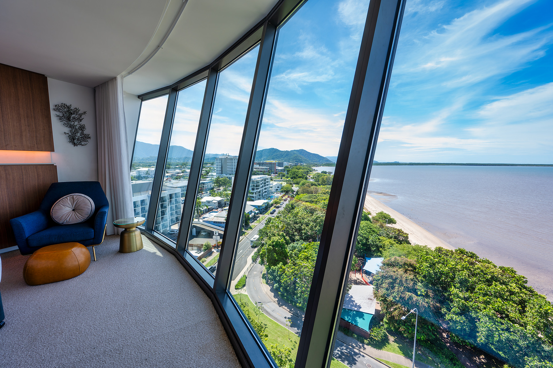 パノラマビューのバスタブ付きは眺望が見事、人気のある部屋だ。