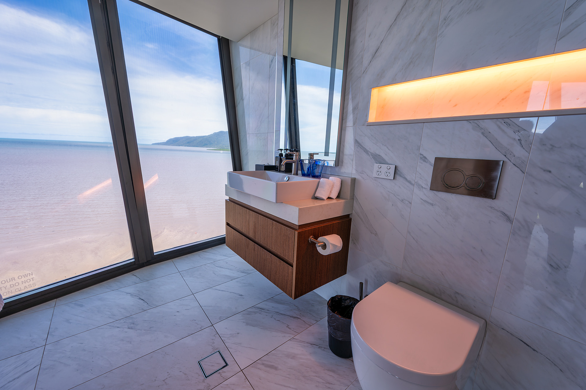 パノラマビューのバスタブ付きは眺望が見事、人気のある部屋だ。