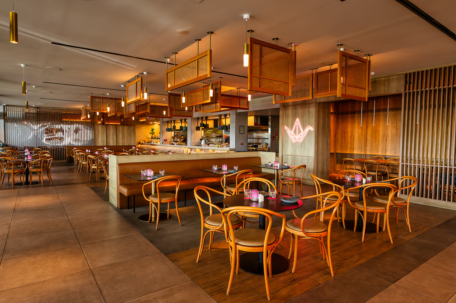 アジアンフージョン料理を提供するペーパークレーン。熟成肉発見