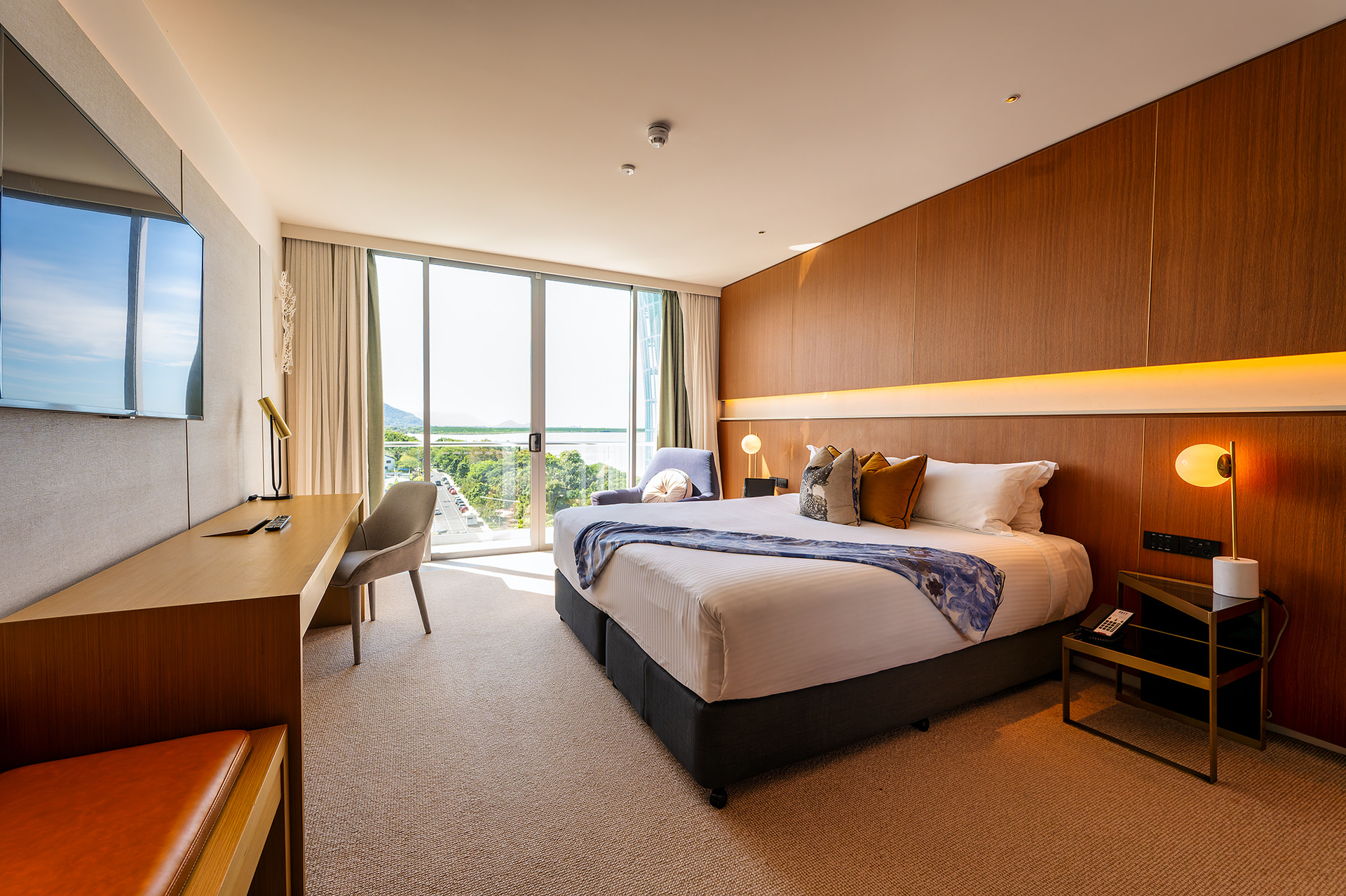 キングルーム シービューは木目を活かした落ち着いたトーンが特徴