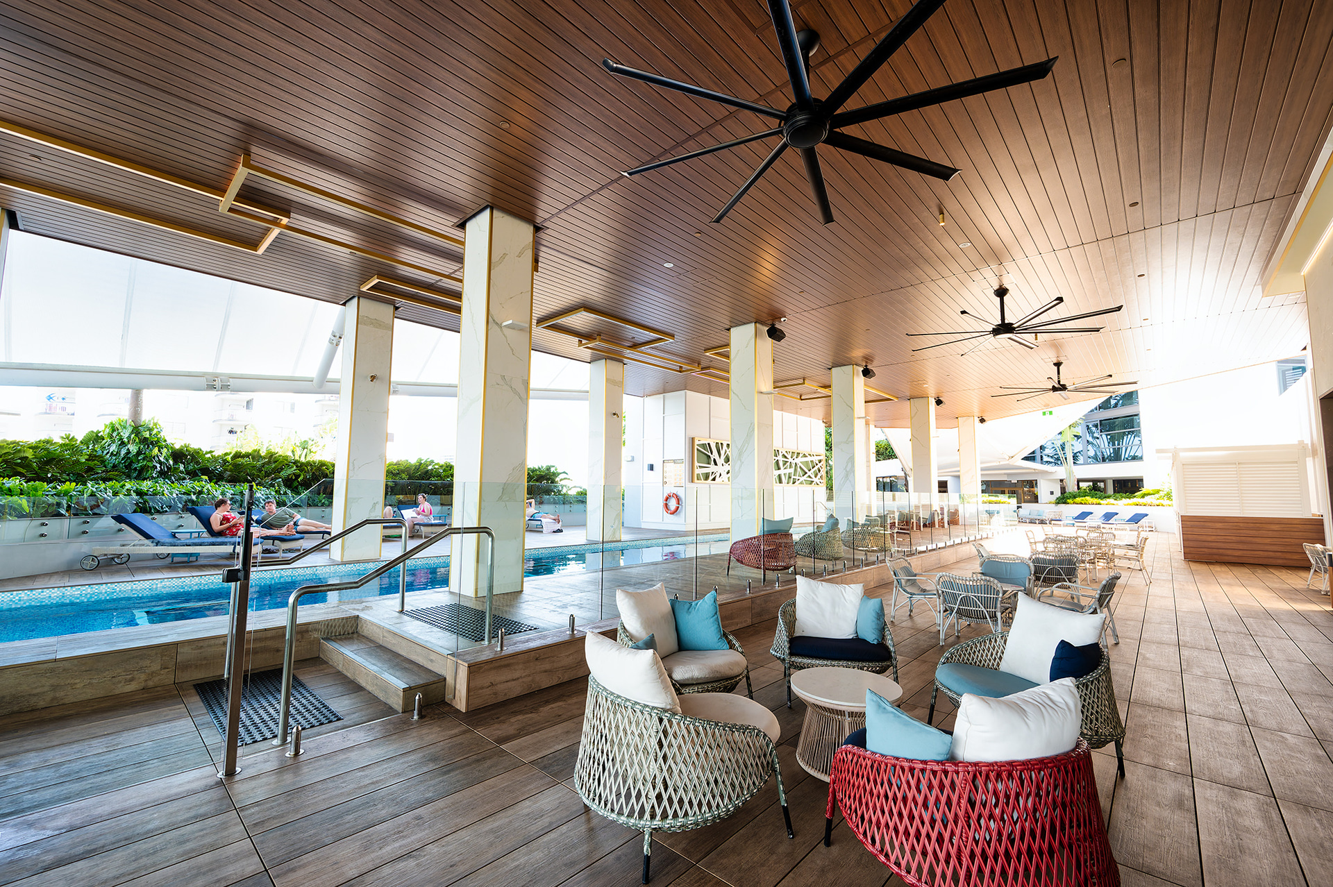 市街地にありながら周囲を気にすることなくプールを楽しむことができる