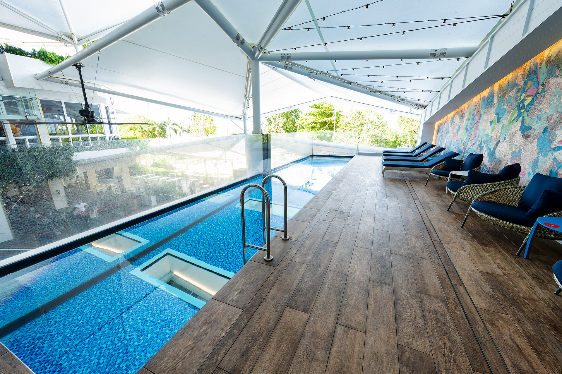 市街地にありながら周囲を気にすることなくプールを楽しむことができる