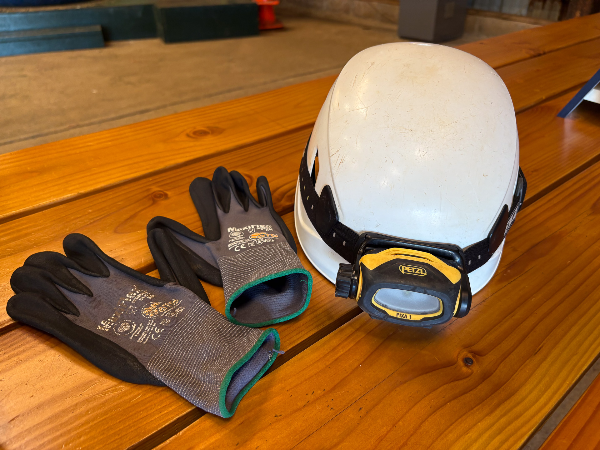 アドベンチャーの必需品となるヘルメットとヘッドライト、手袋