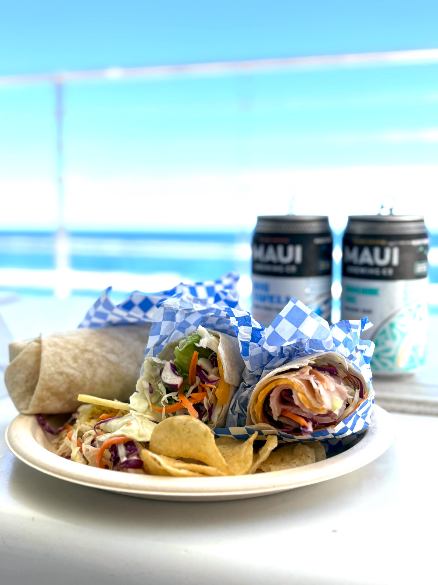 海上でビールとともに味わうラップサンドとチップスは格別！