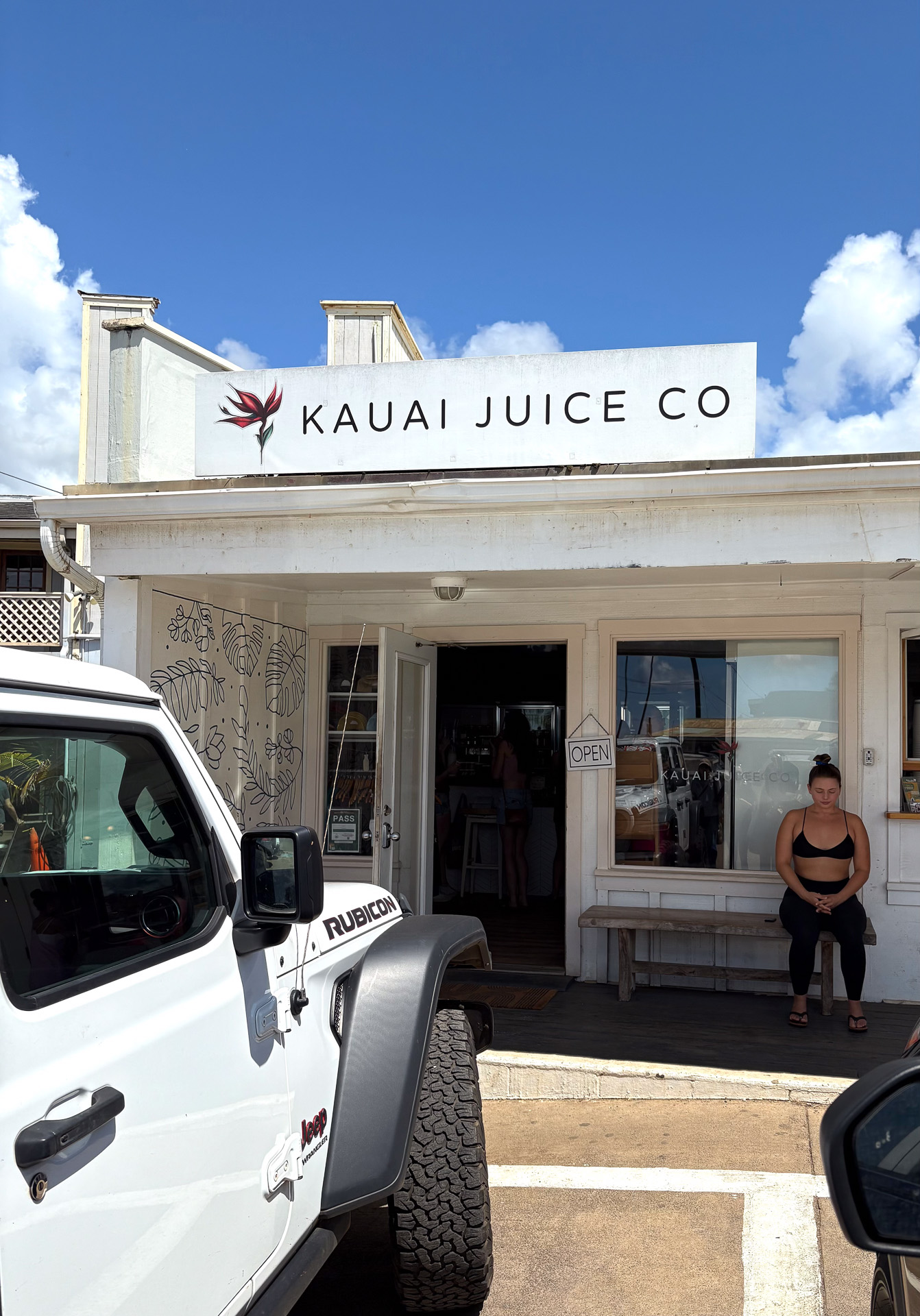 店の入口はメイン通りの裏側にある。目の前が駐車場なので便利