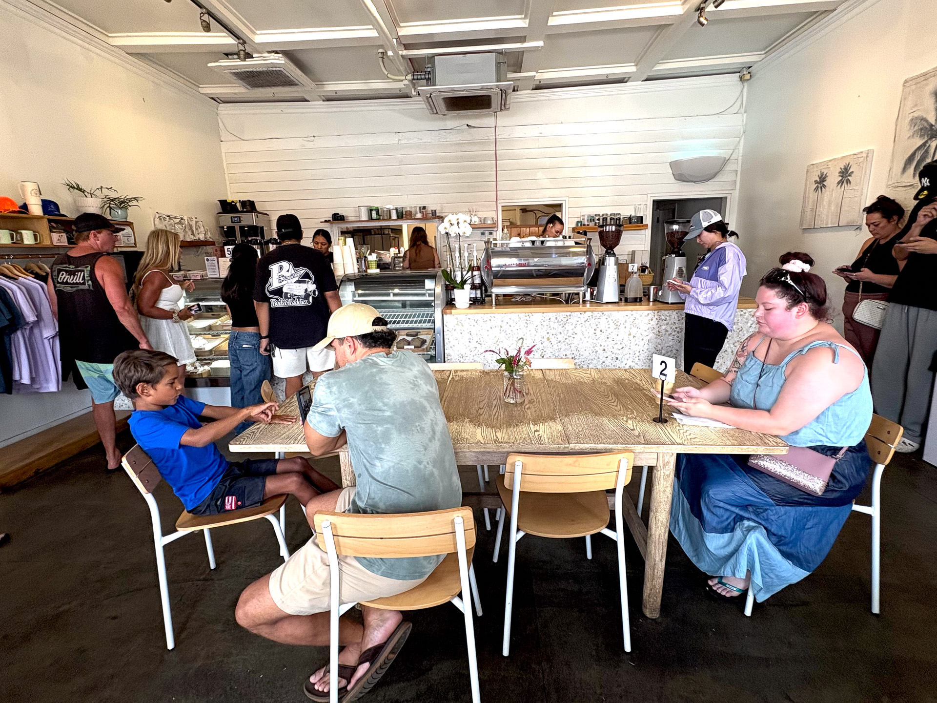 注文と料理を待つ人で、常に店内も人であふれている。Tシャツなども販売