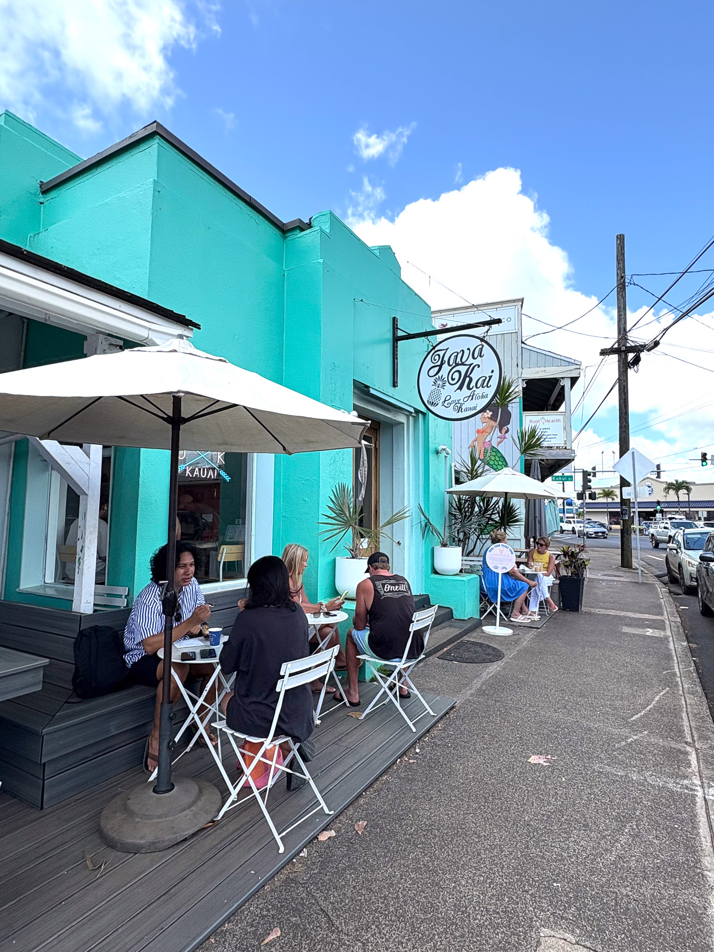 観光客や地元の人がふらりと立ち寄る、地元に根ざしたカフェ