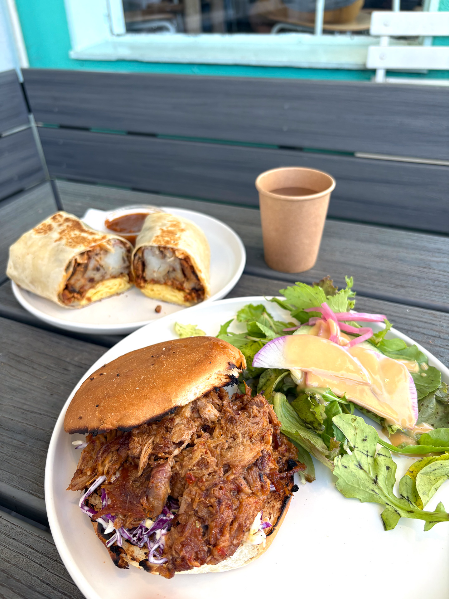 カルーアポークサンドイッチとブレックファーストブリトー（各16ドル）