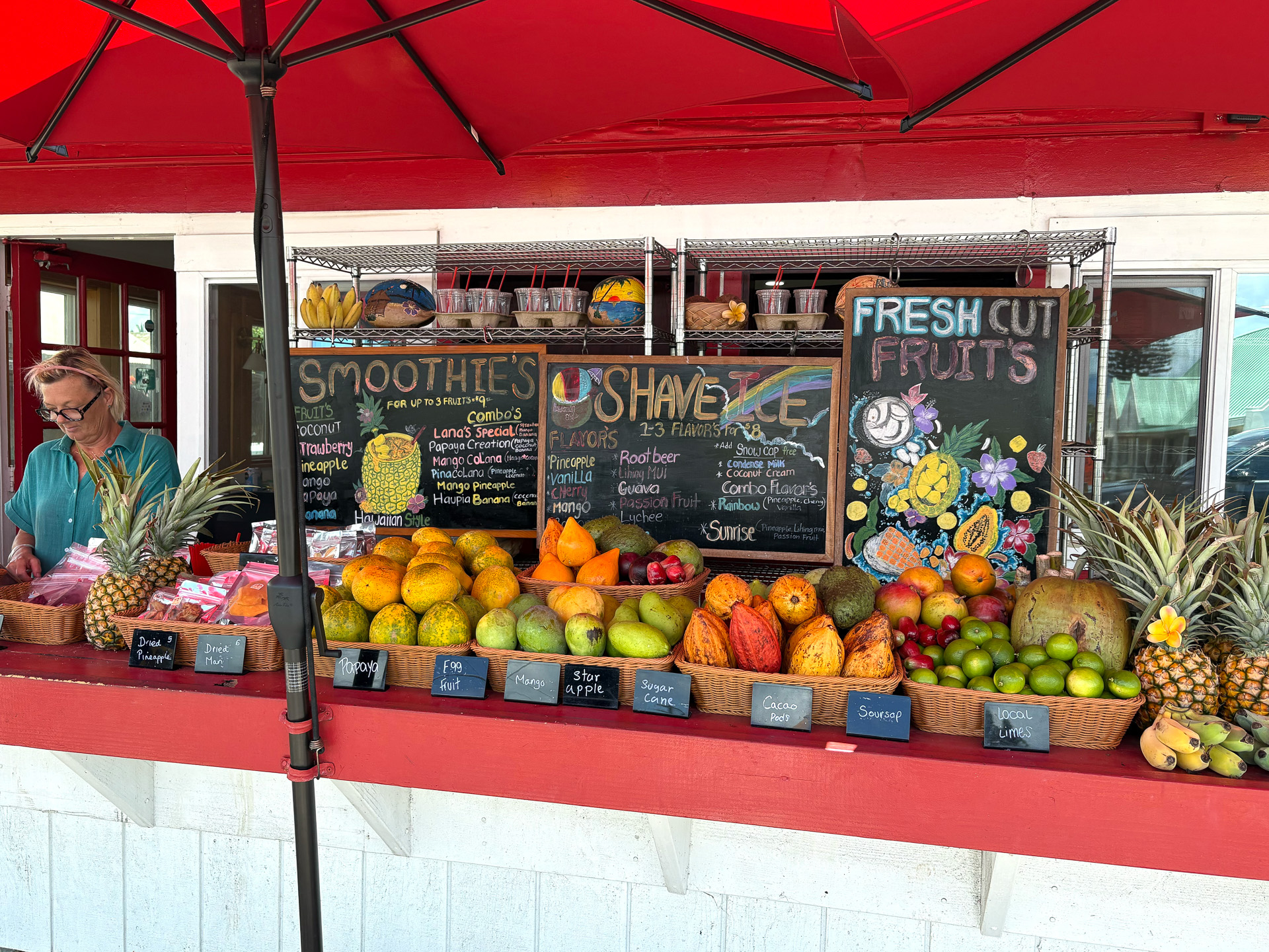 フルーツスタンド。めずらしい果物もあるので挑戦してみるのも楽しい