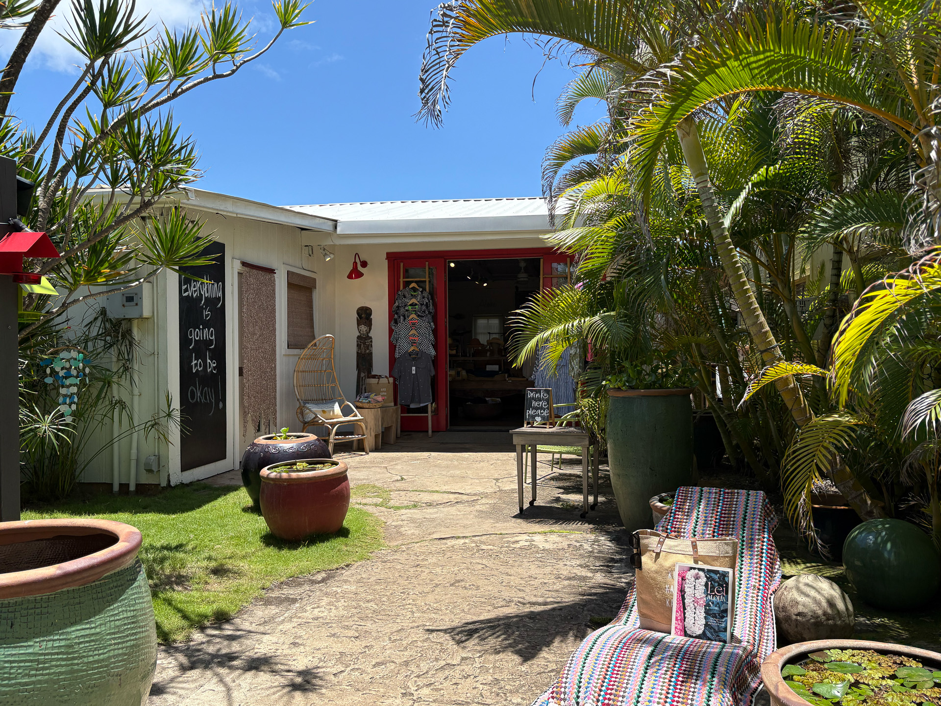 かつて小さな小屋を改装して作ったキコの店構え