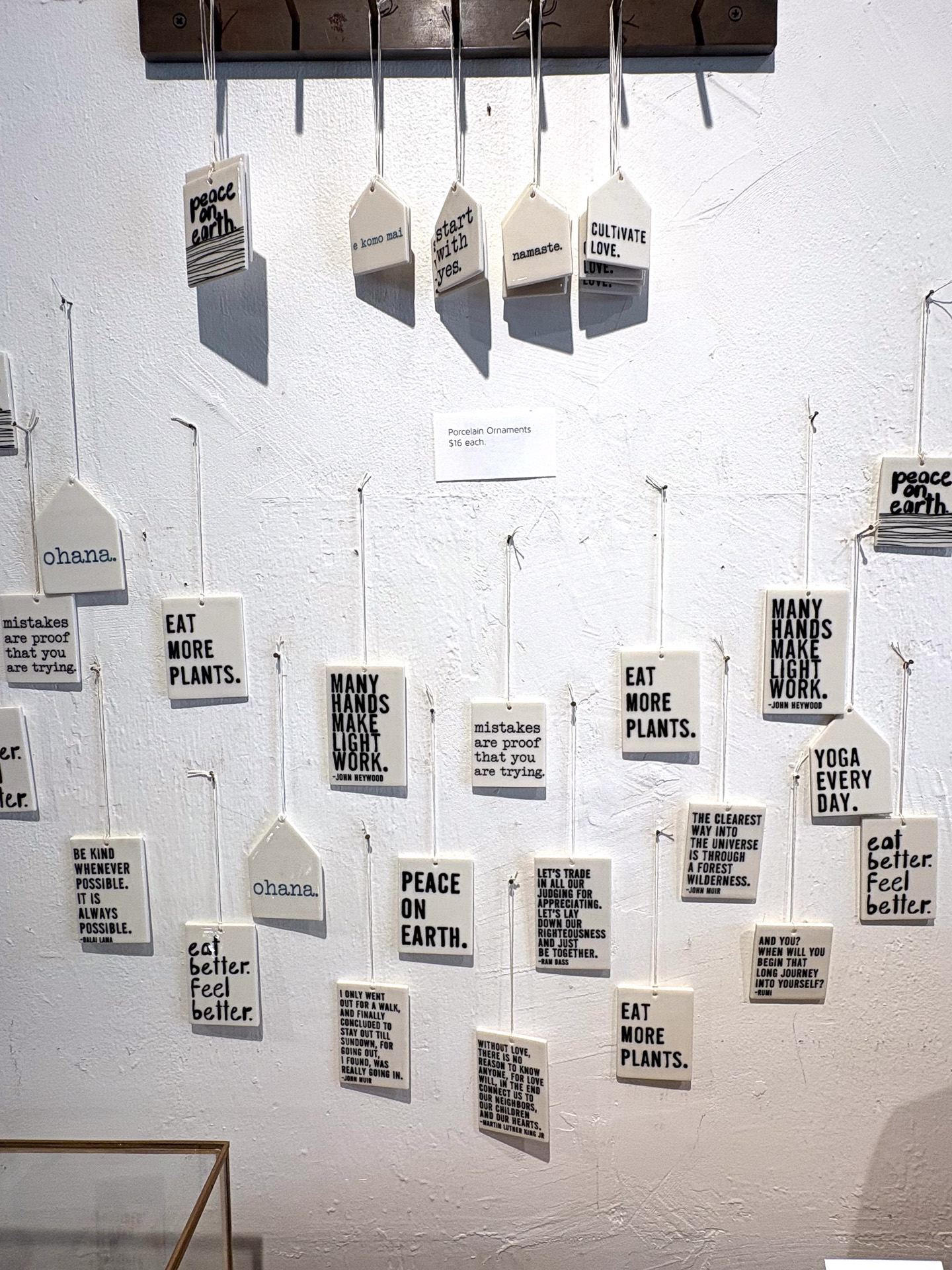 さりげない数々のメッセージがデザインされた陶磁器のオーナメント（各16ドル）