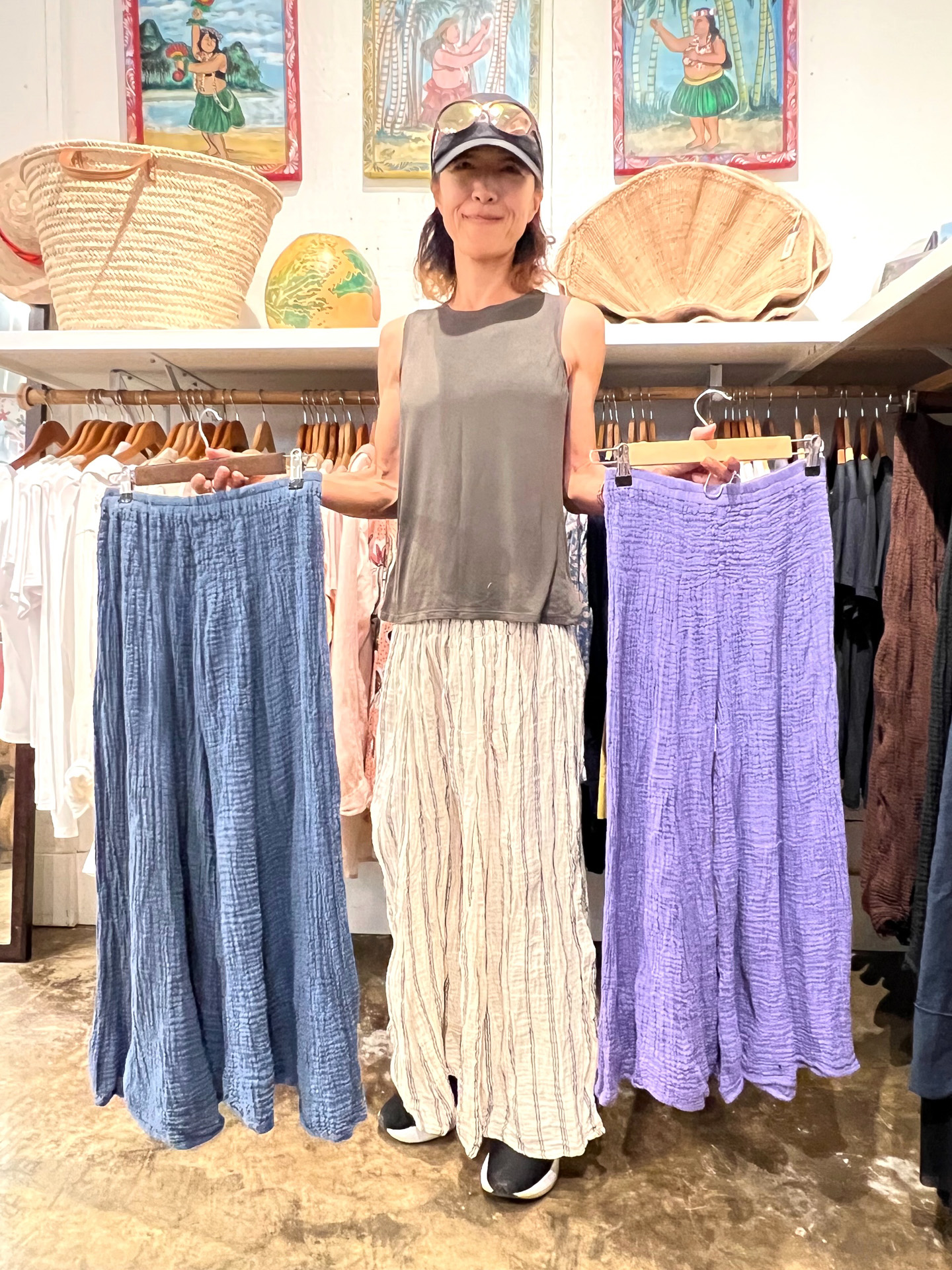 旅先でも日常でも着られるパンツなどアパレルも豊富に並ぶ（62ドル～）