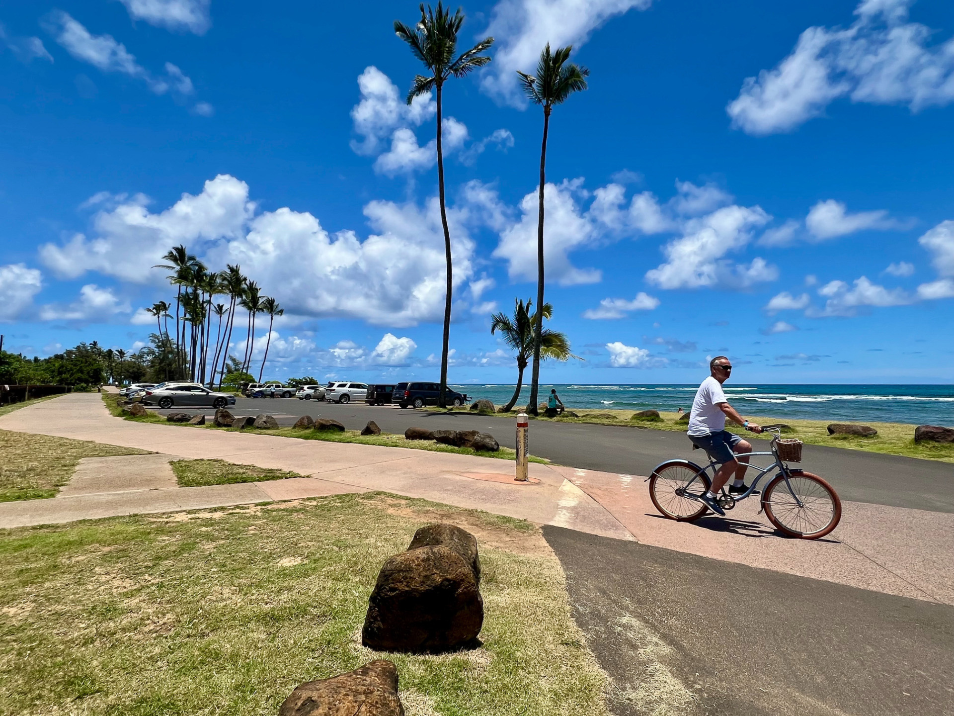 駐車場やサイクリングロードも整備されているカパア・ビーチ周辺
