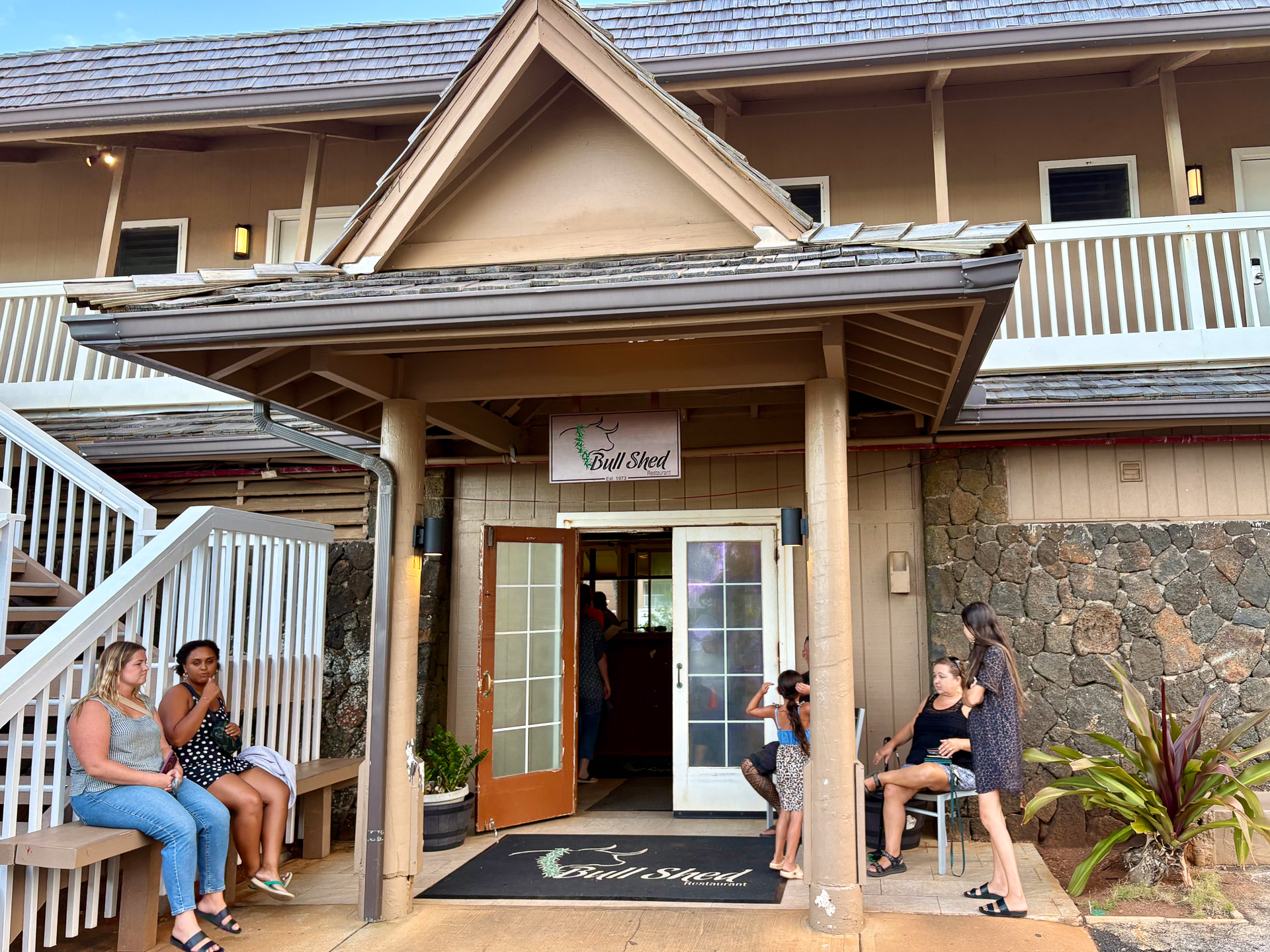 開店と同時に人が並びはじめる「ブル・シェッド」