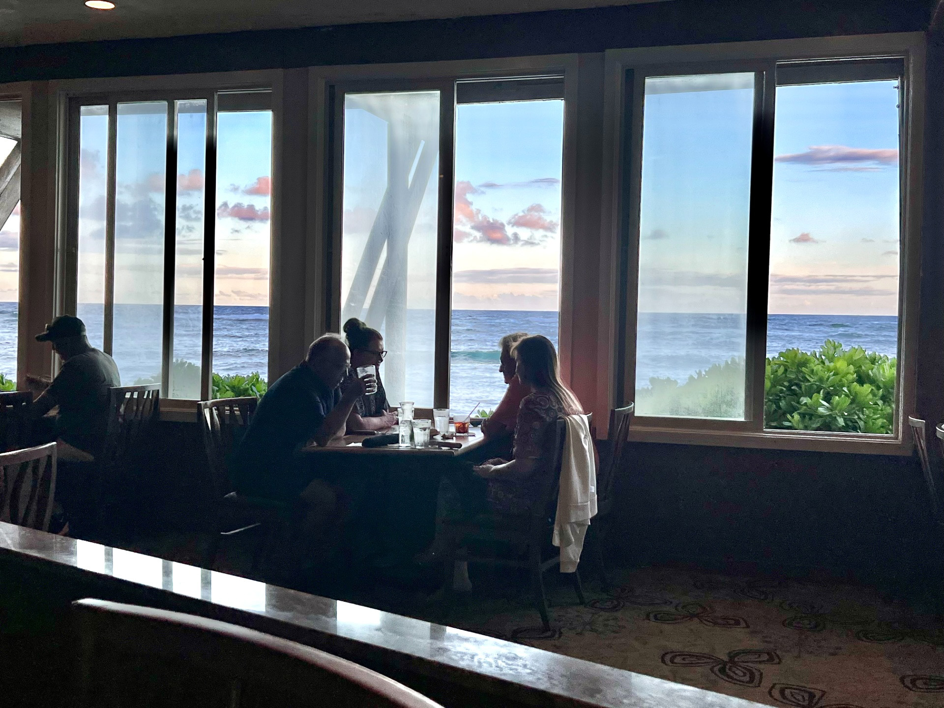 店からは目の前にビーチを臨むことができる