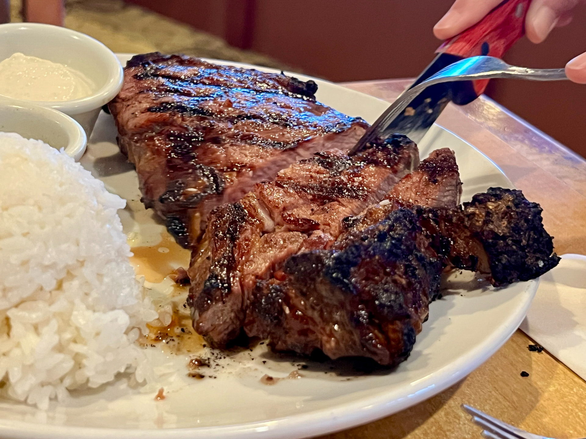 ステーキは29ドルから。ステーキ＆ロブスター（サーフ＆ターフ時価）も人気が高い