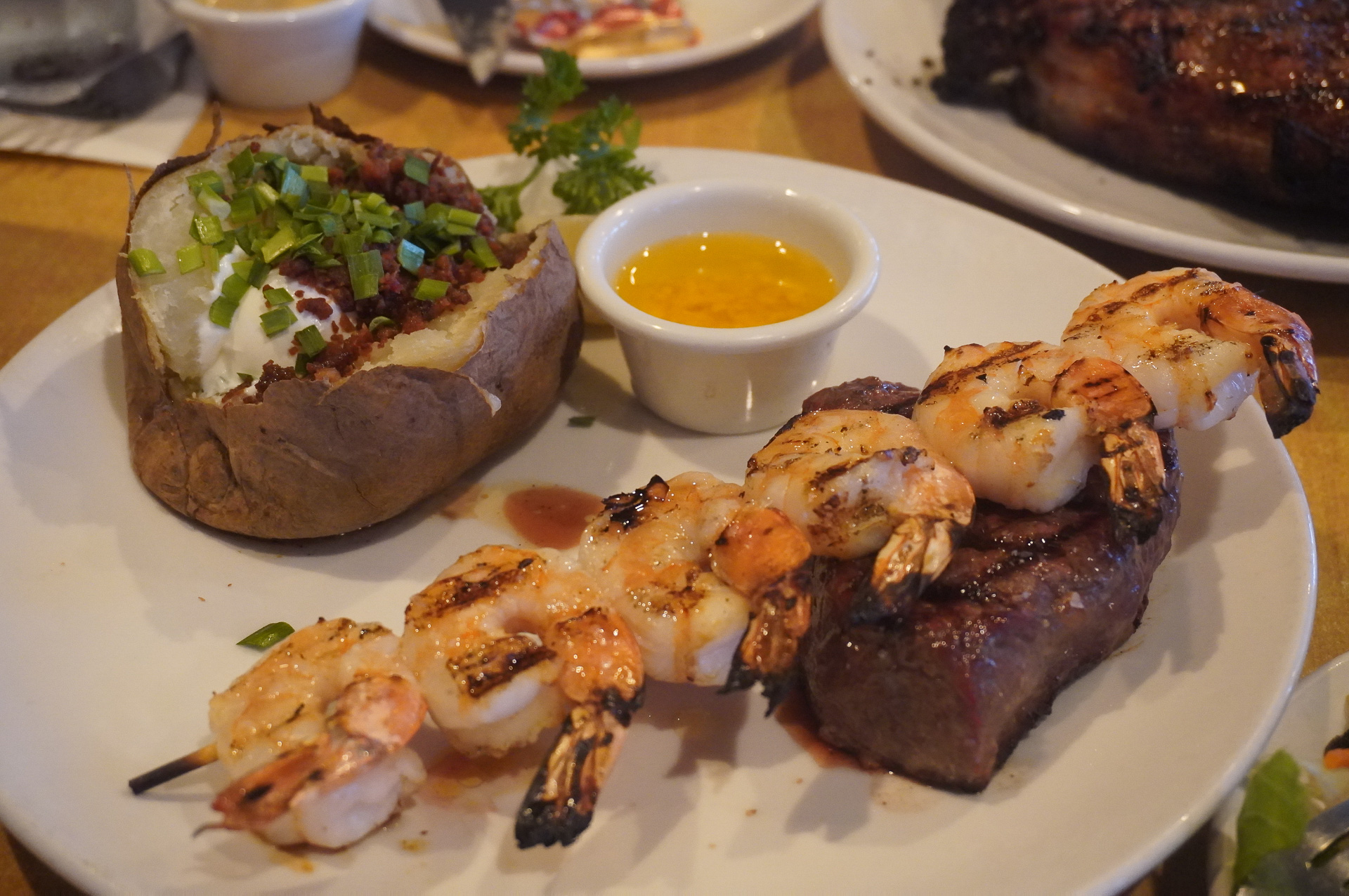 グルルドシュリンプ（26ドル）などシーフードもマストオーダー