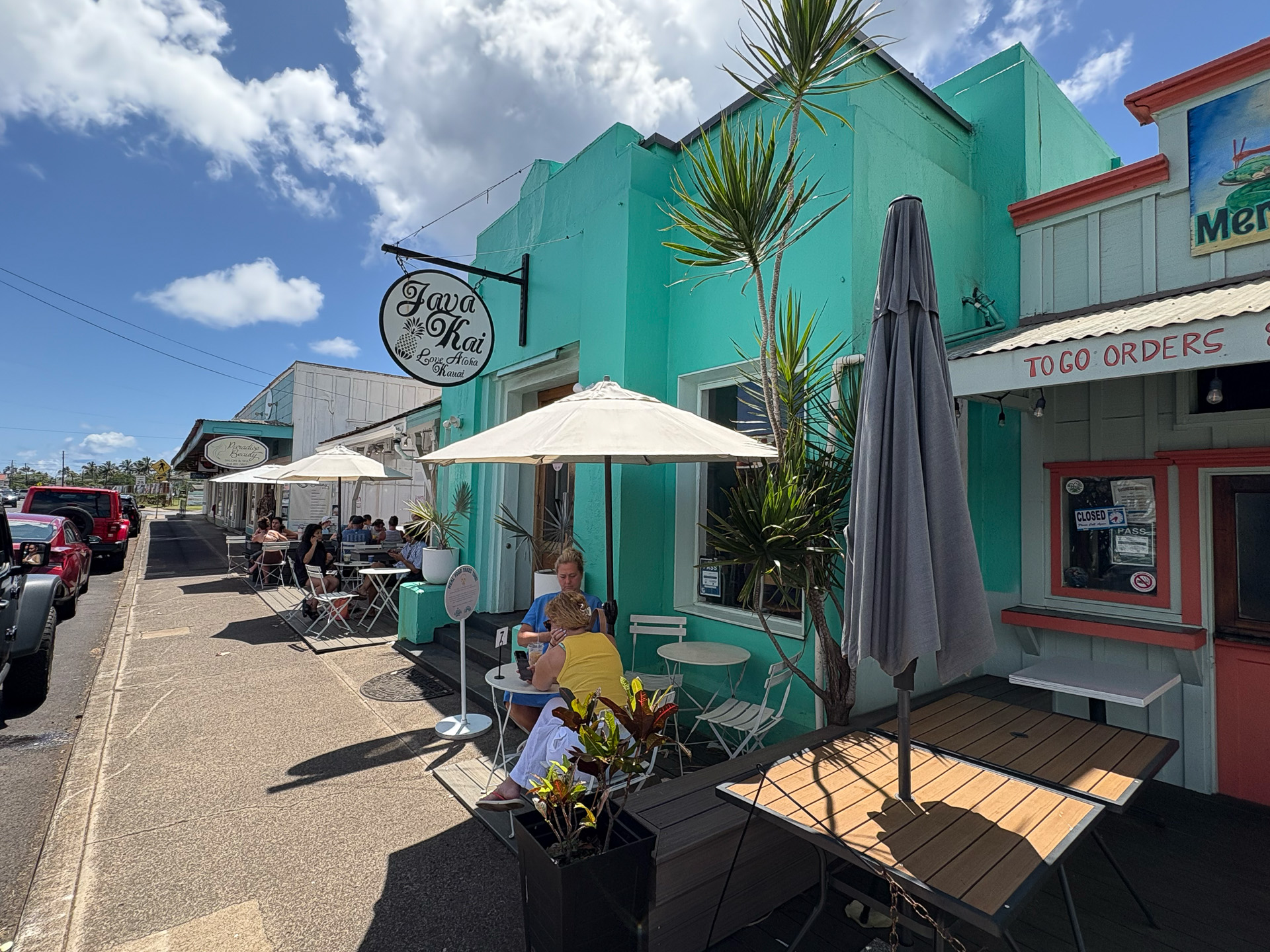 昔の趣を残したモダンなショップが並ぶ最近のカウアイ島の街並み