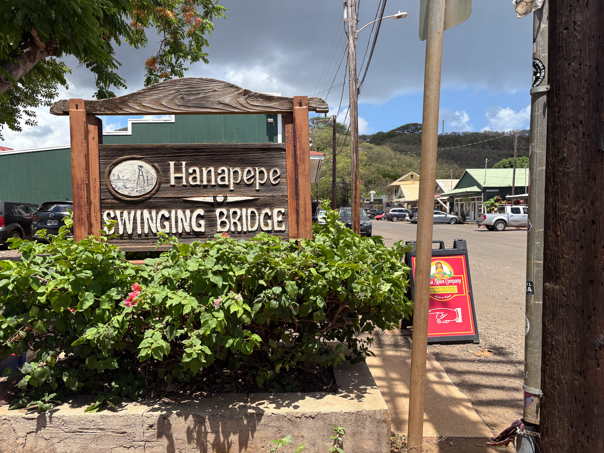 ハナペペ川に架かる「ハナペペ・スウィンギング・ブリッジ」はこの看板の先にある