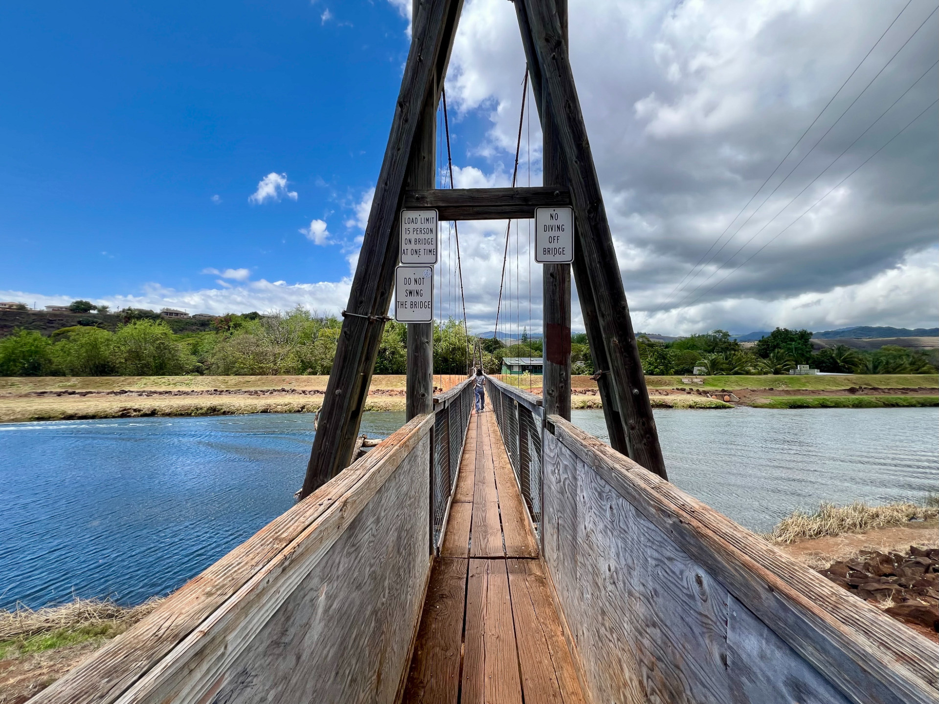 すれ違えない幅のため「一方通行」で順番に渡ることになる
