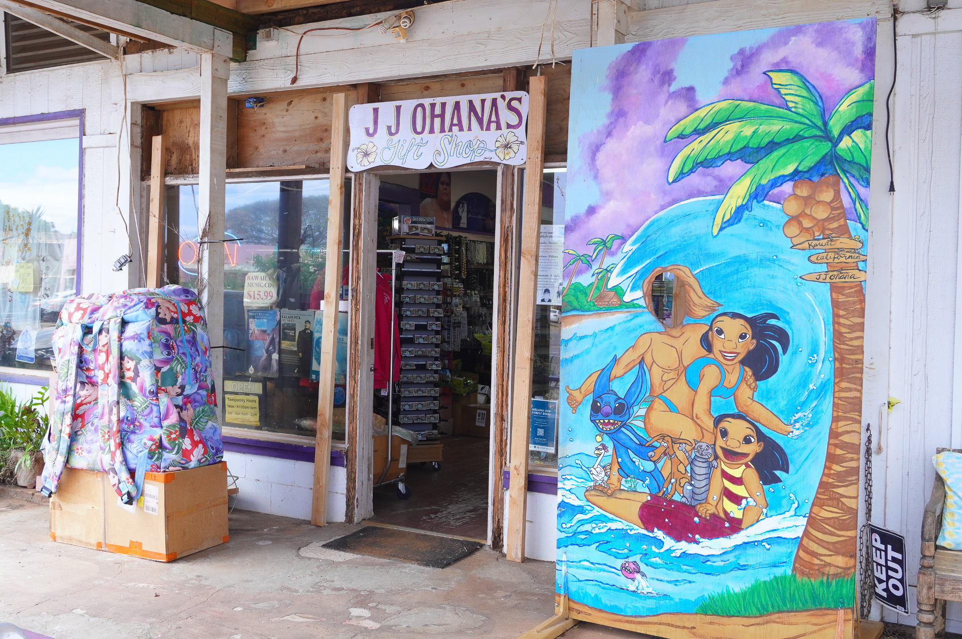 「リロ＆スティッチ」のイラストが出迎えてくれる「ジェイ・ジェイ・オハナ」