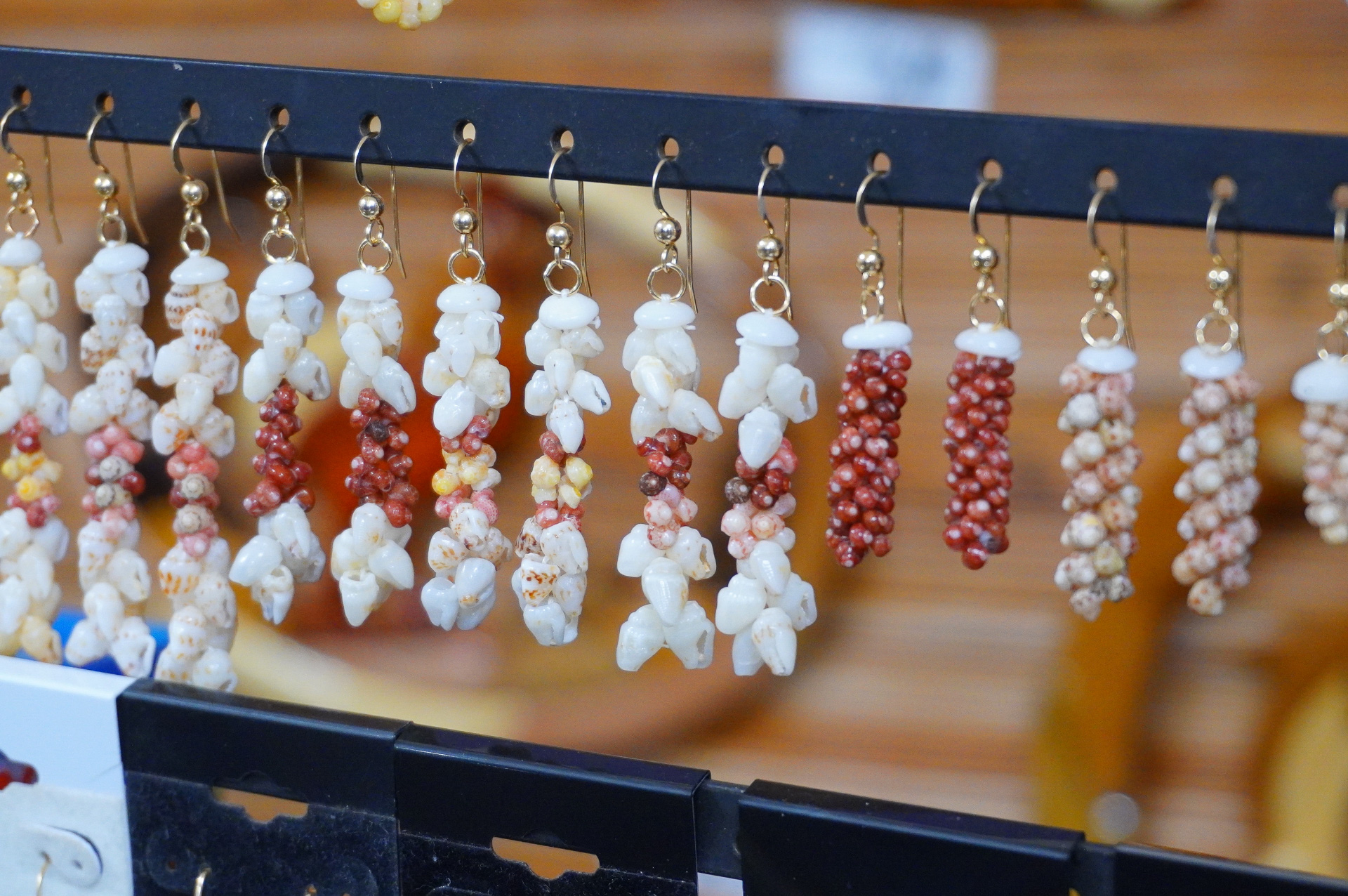 ニイハウシェルのハンドメイドピアスやネックレスは、ニイハウシェルの種類やボリュームによって百ドル台から数千ドルまで価格幅が広い