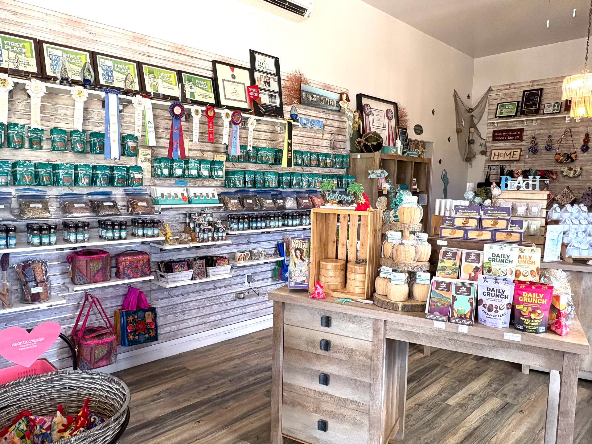 ボトル入り、袋詰めの多様な塩のほか、スイーツなどカウアイ土産がびっしり