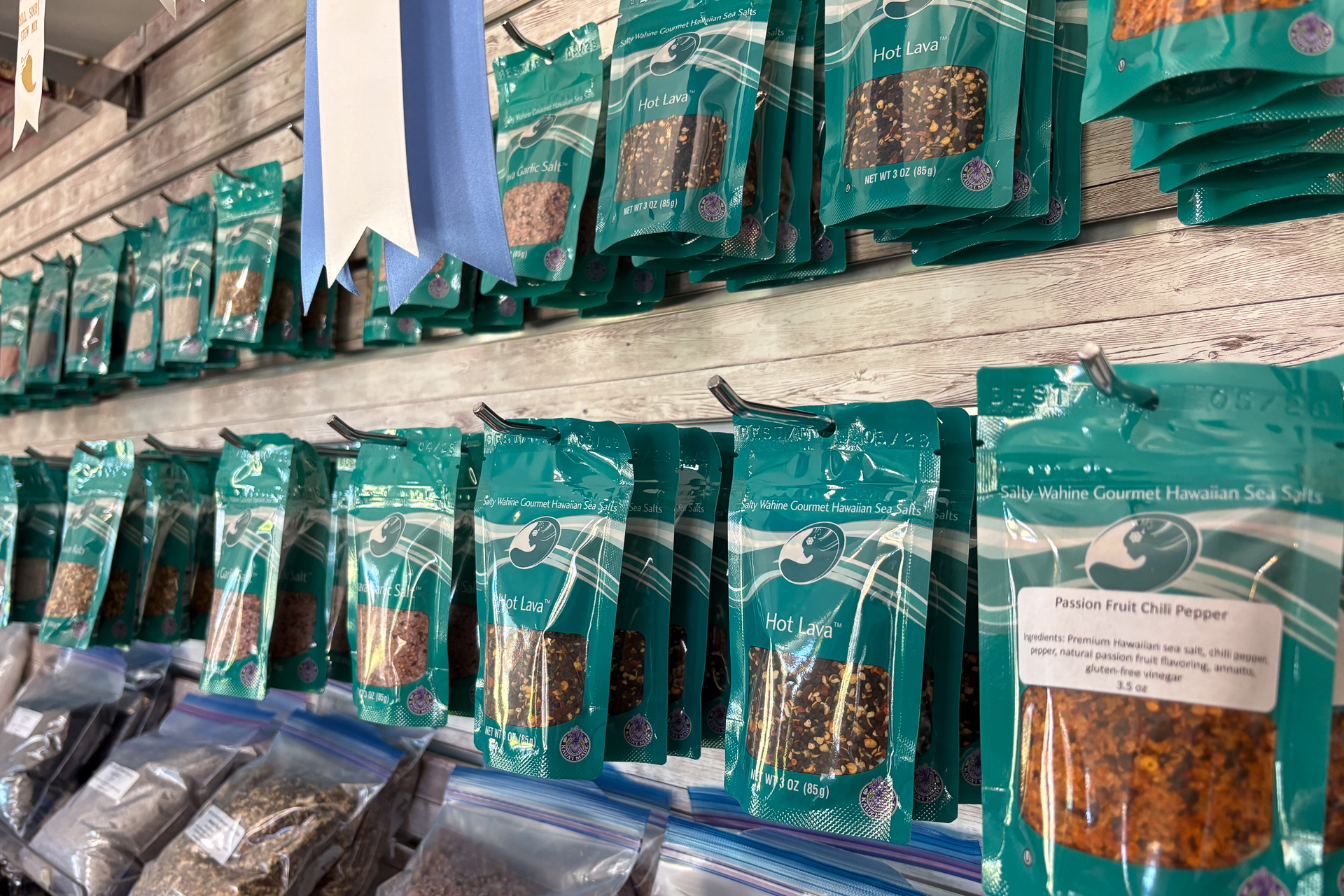 奥の工場で作られた塩やシーズニングが種類ごとに揃っている