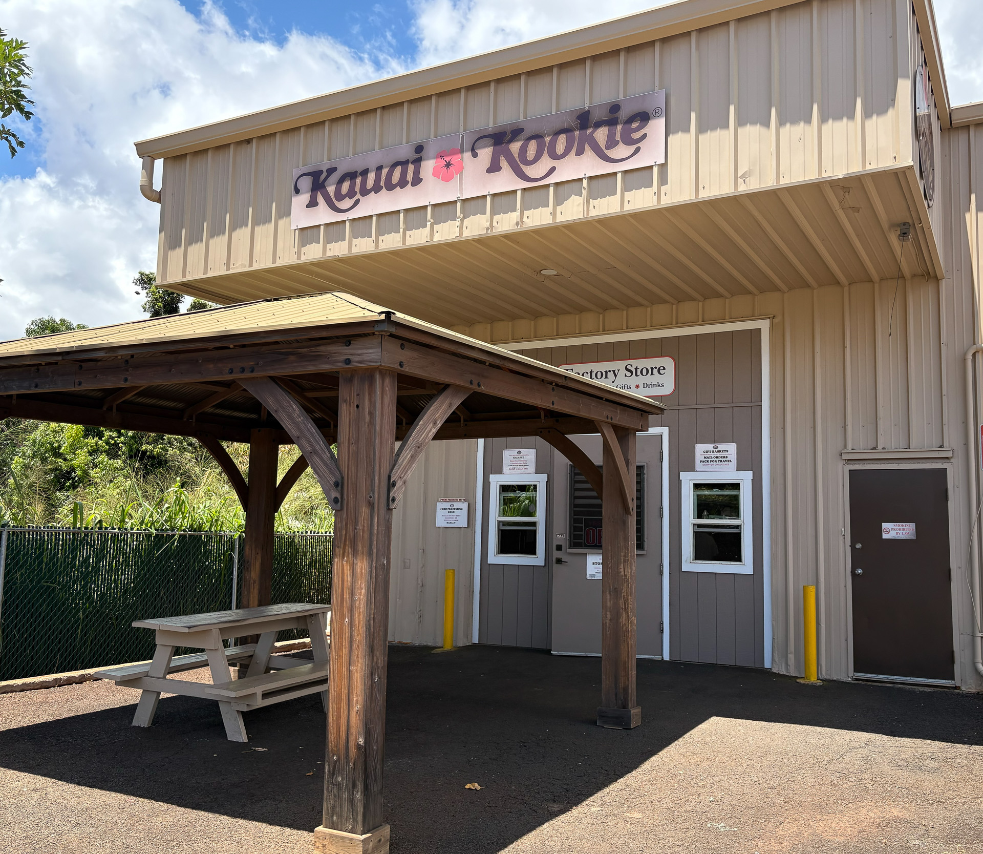 工場とレストラン併設のカウアイクッキー