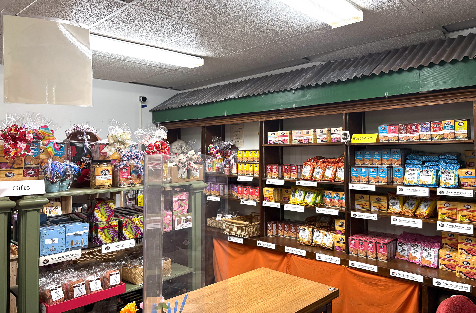 店内にはスーパーでは見かけないタイプのカウアイクッキーも