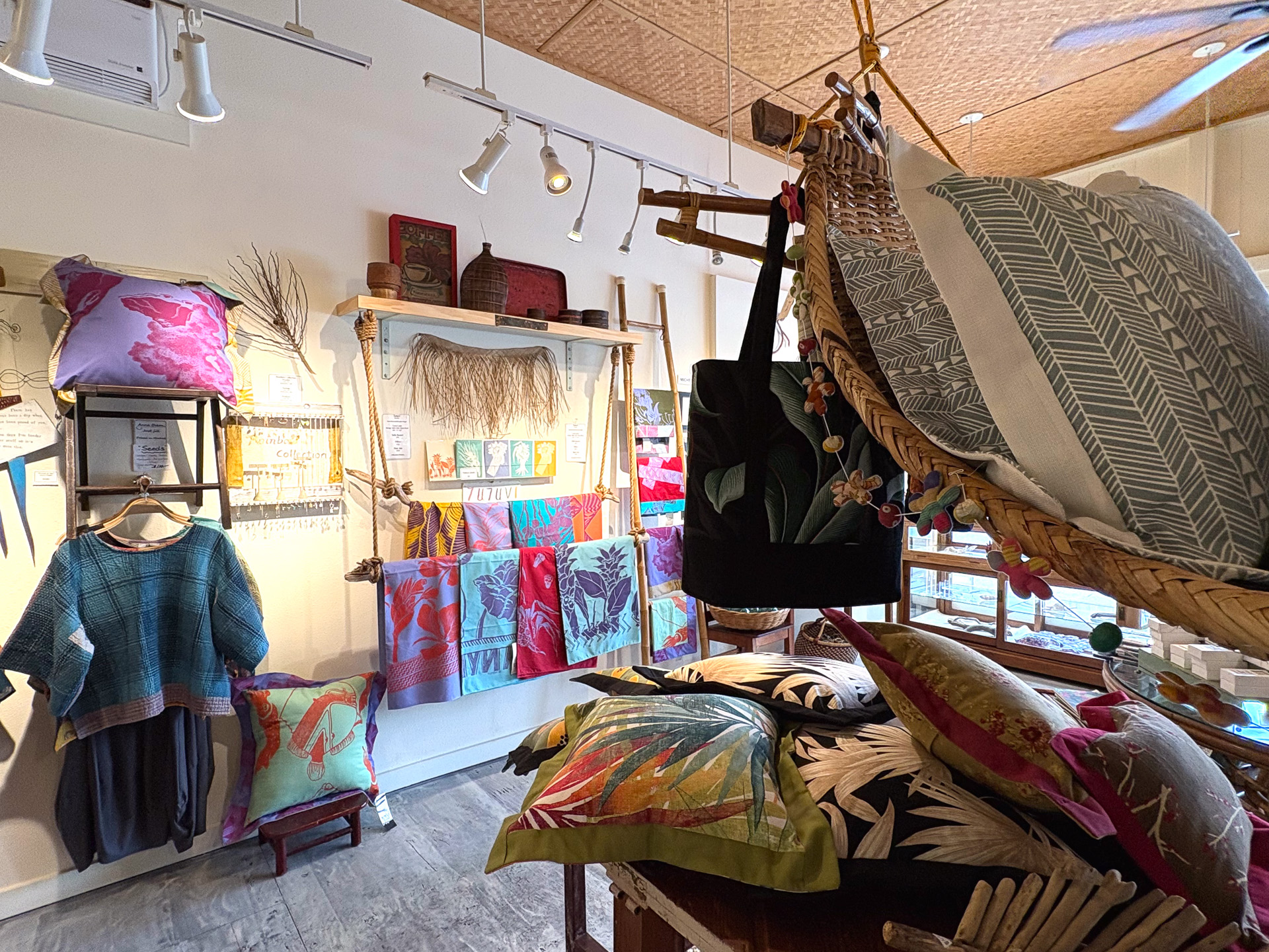 才能あふれる作品が並ぶ店内