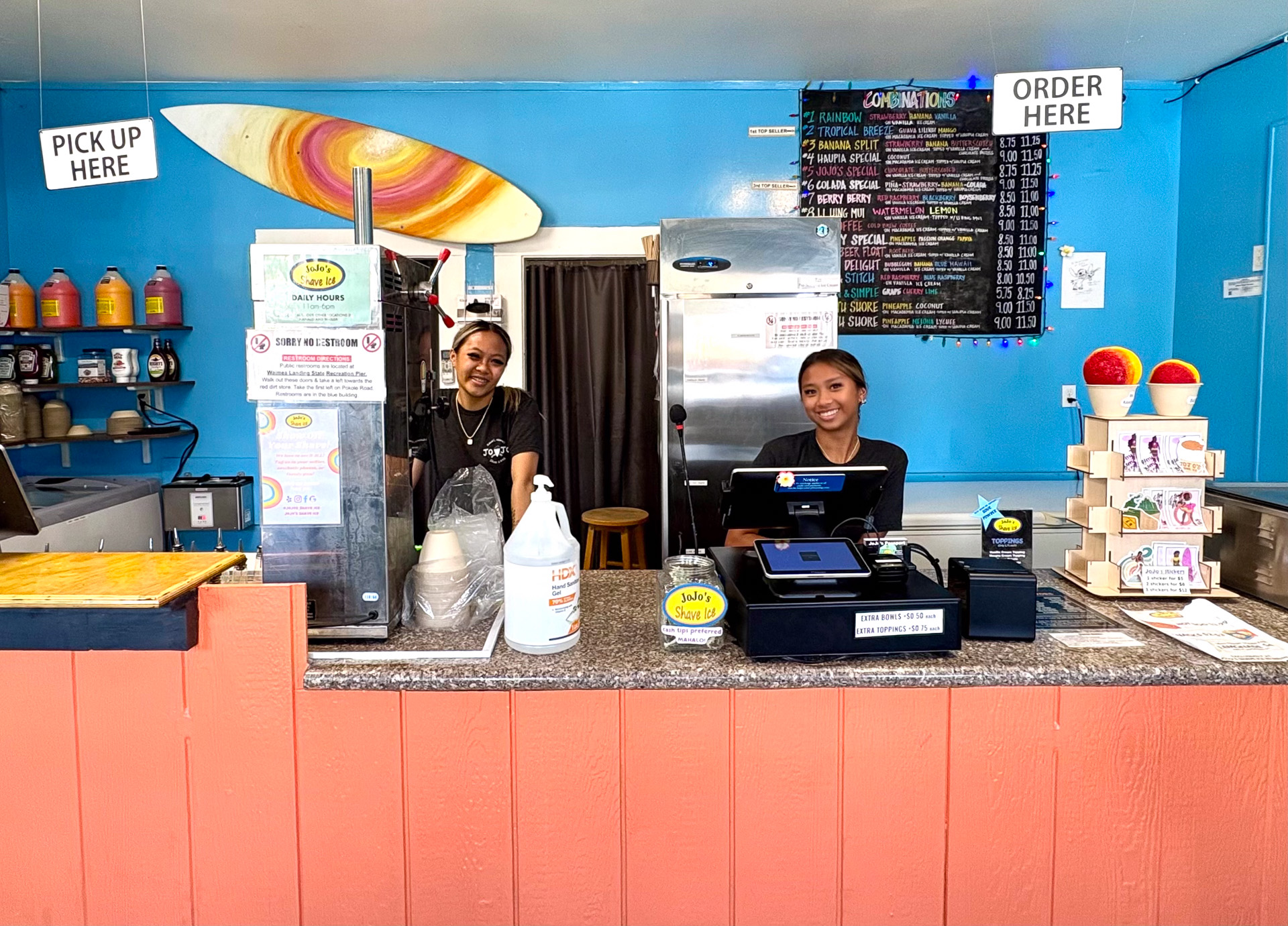 笑顔でシェイブアイスを作ってくれるロコガール。笑顔がまぶしい！