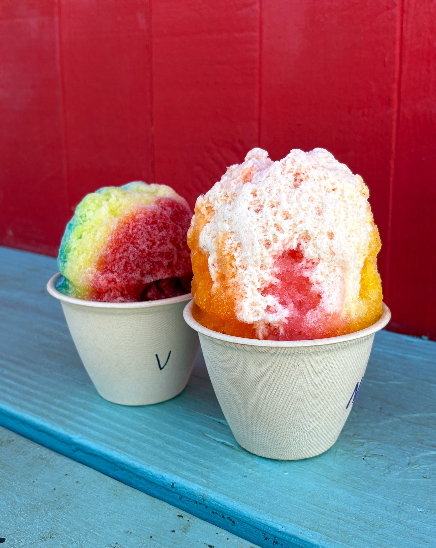 トロピカルブリーズ（手前）と、イチゴ・バナナ・バニラフレーバーのシロップがたっぷりかかっていて、中にバニラアイスクリームが入っているレインボー（奥）