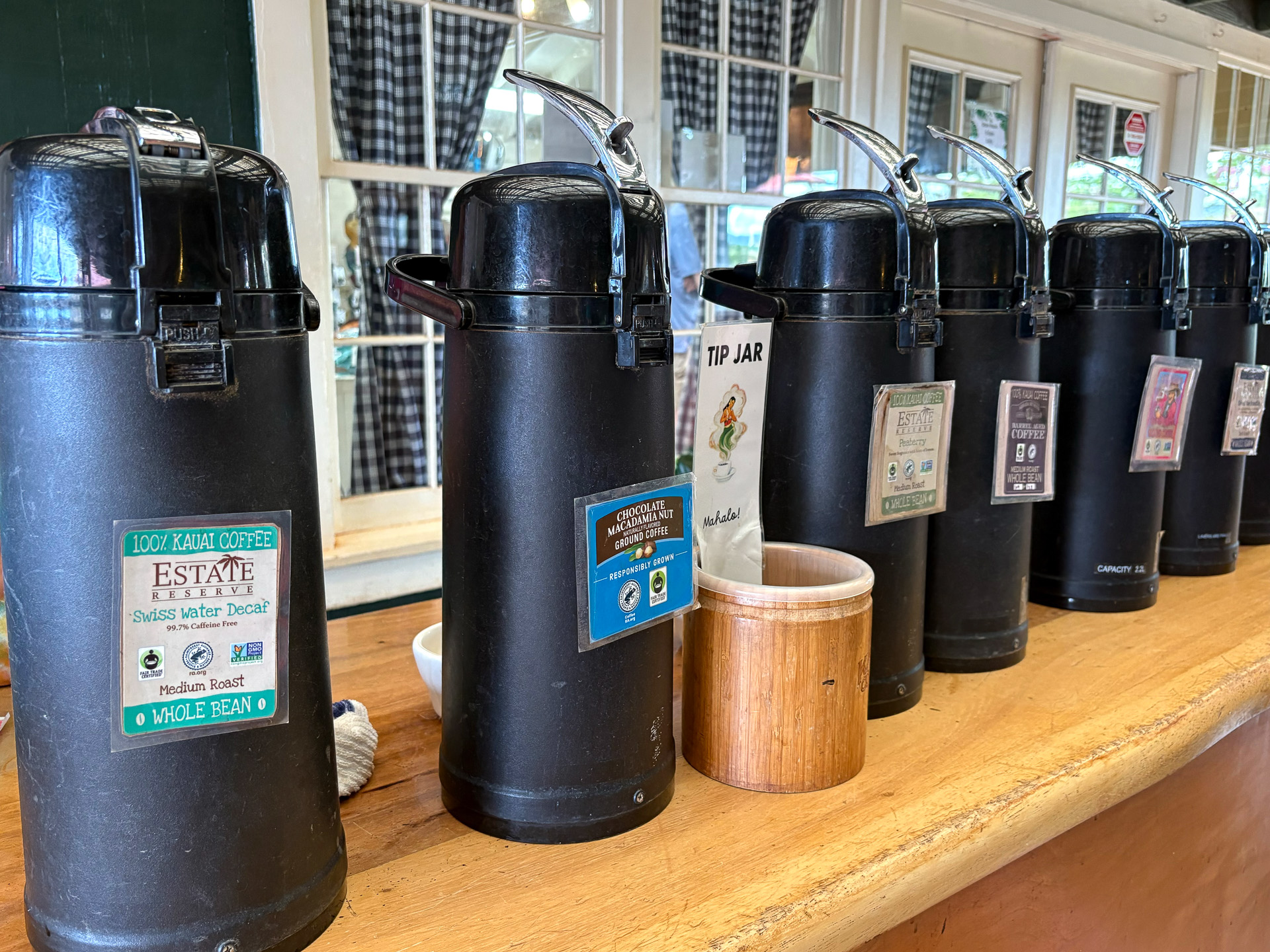 100％カウアイコーヒーからマカダミアナッツフレーバー、デカフェまでを試飲できる