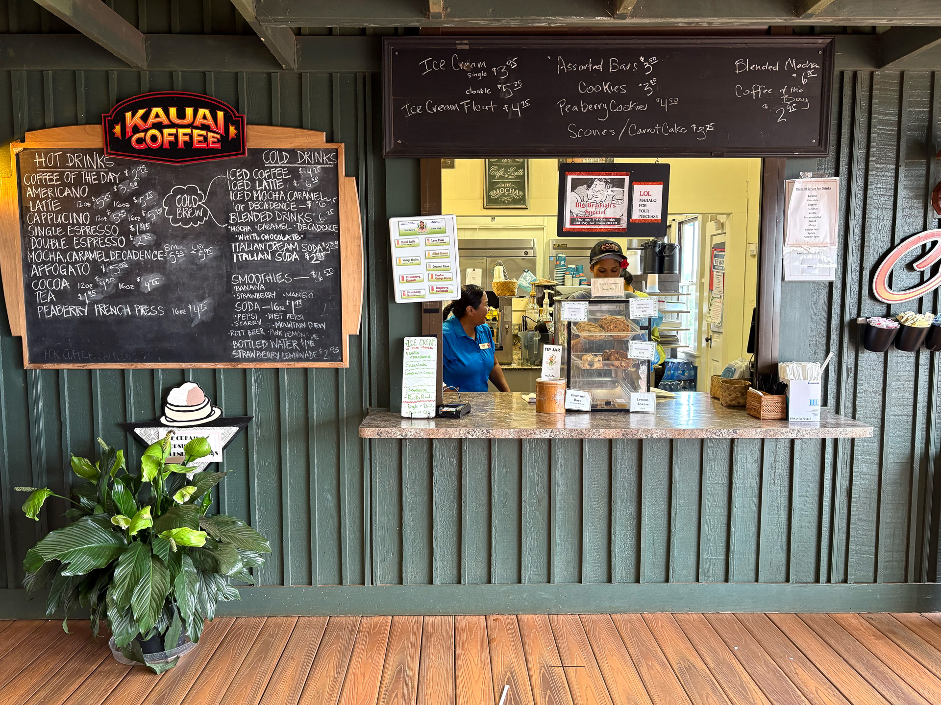 コーヒースタンドでコーヒーを買って見晴らしのよいテラス席でゆっくり寛ぐ人も多い