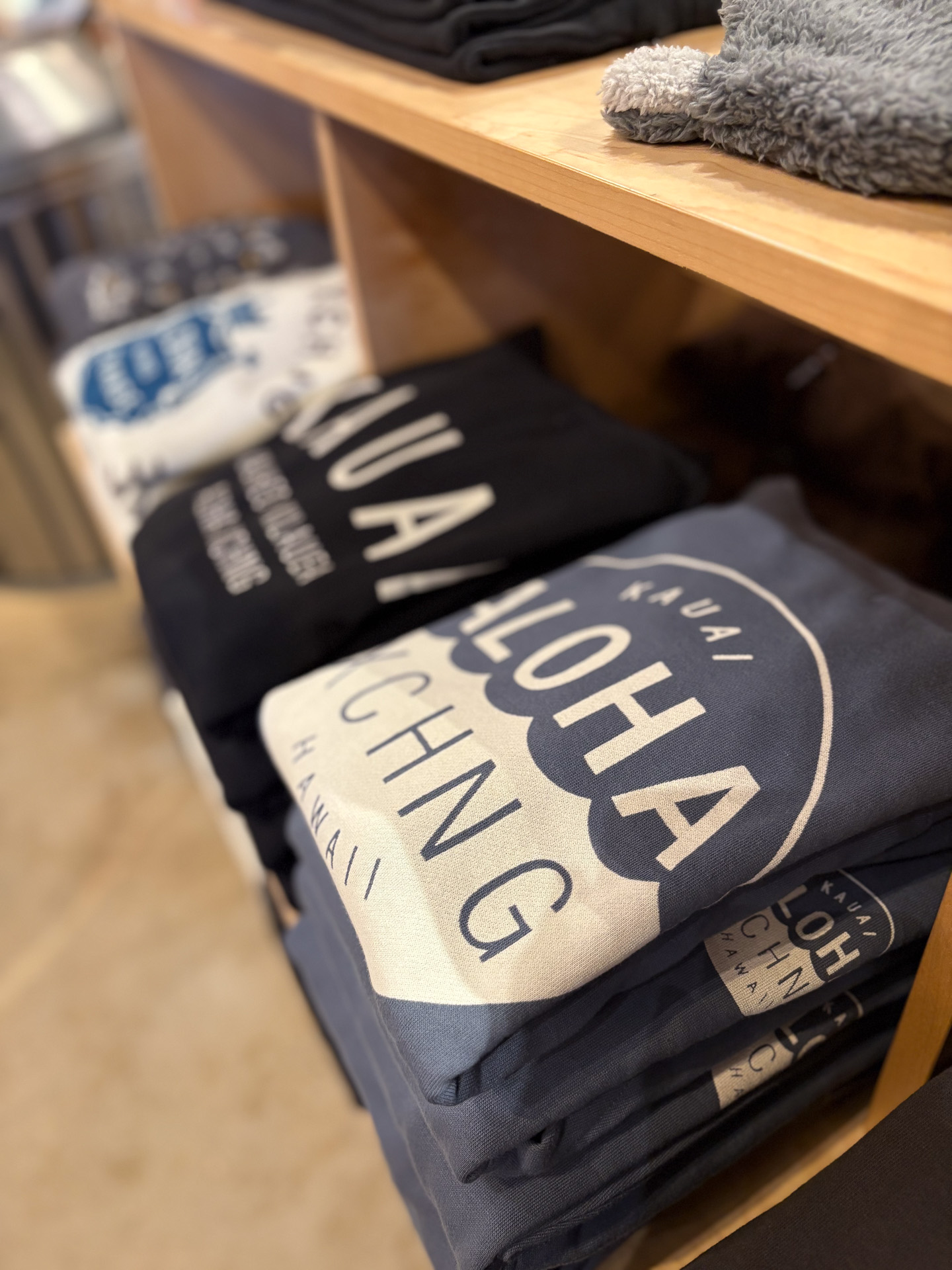 夏物を売る店が多いなかで豊富にフーディー（パーカー）が揃うのは貴重