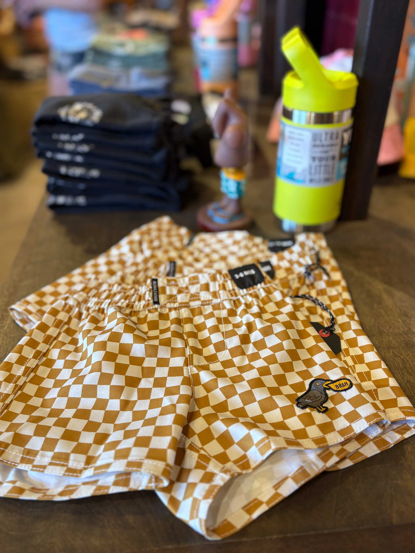 キッズコーナーには、アパレルから雑貨までさまざまなアイテムがある