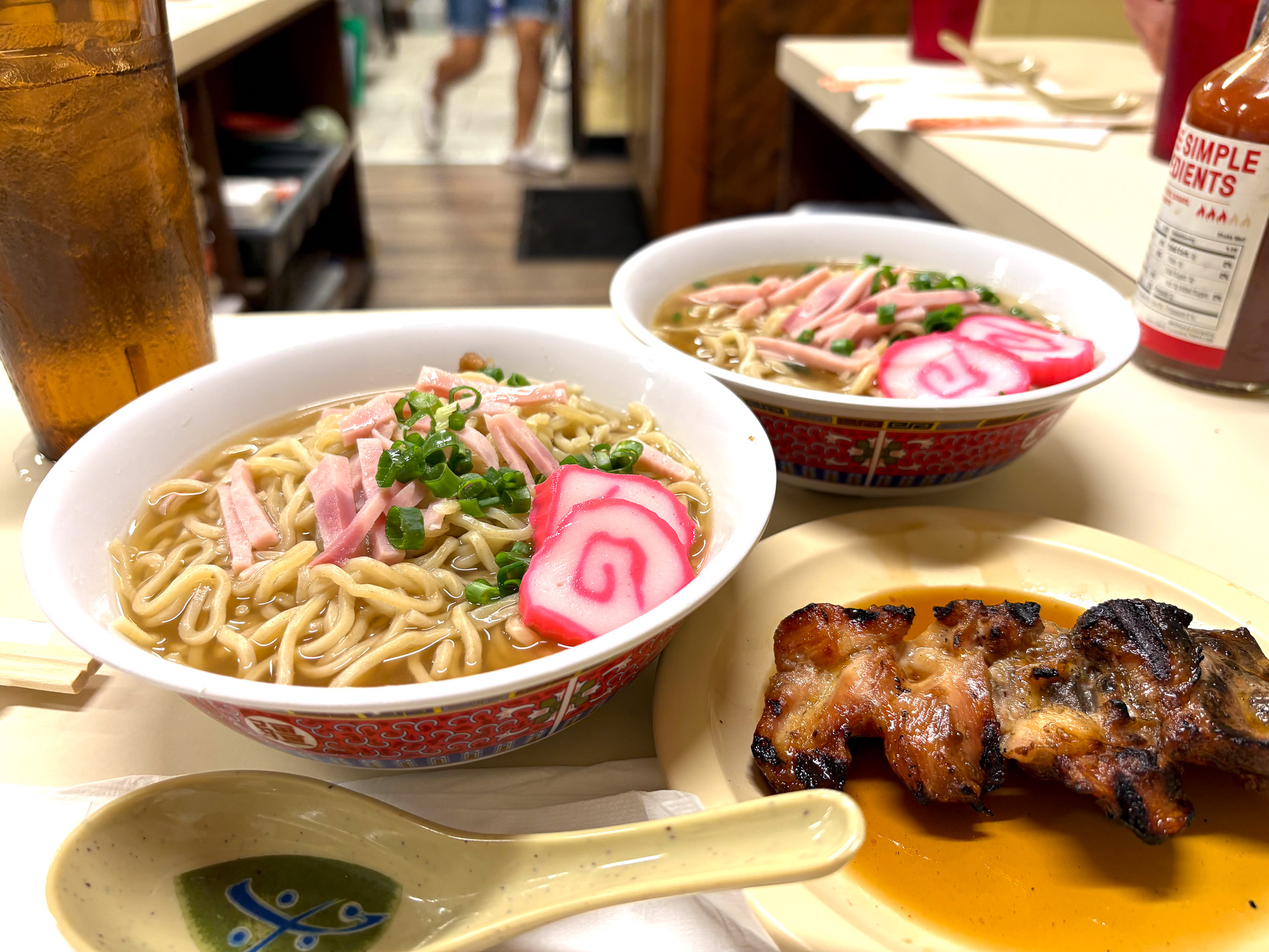 レギュラーサイミン（小8.50ドル）は青ネギ、ハム、かまぼこがトッピングされている