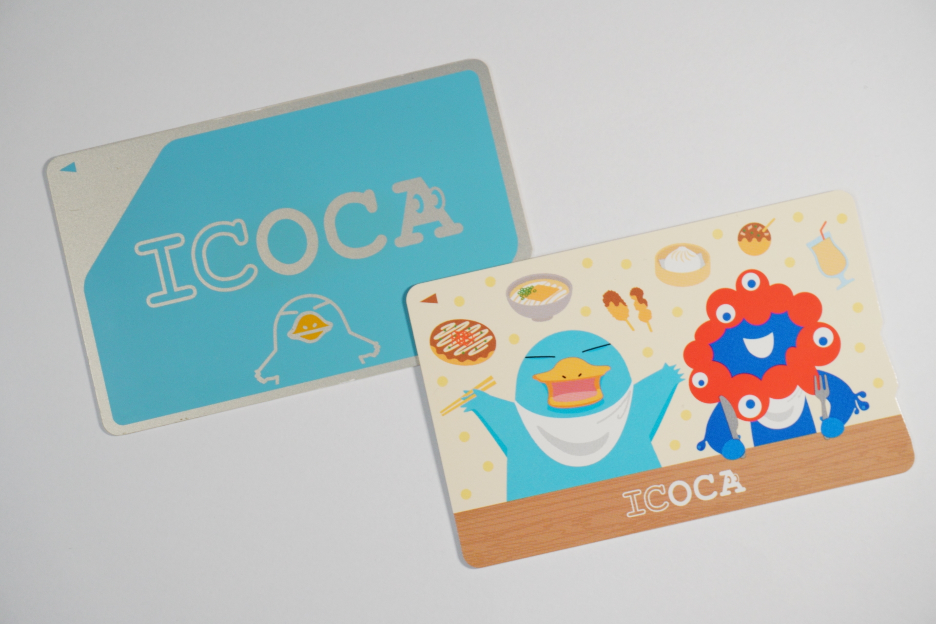 通常デザインの無記名ICOCA（左）、2025大阪・関西万博 記念ICOCA（右）