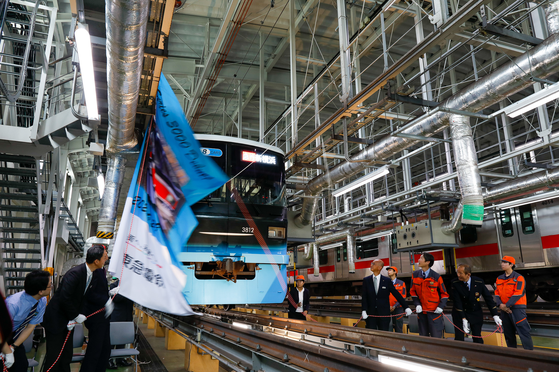 除幕が行なわれて……