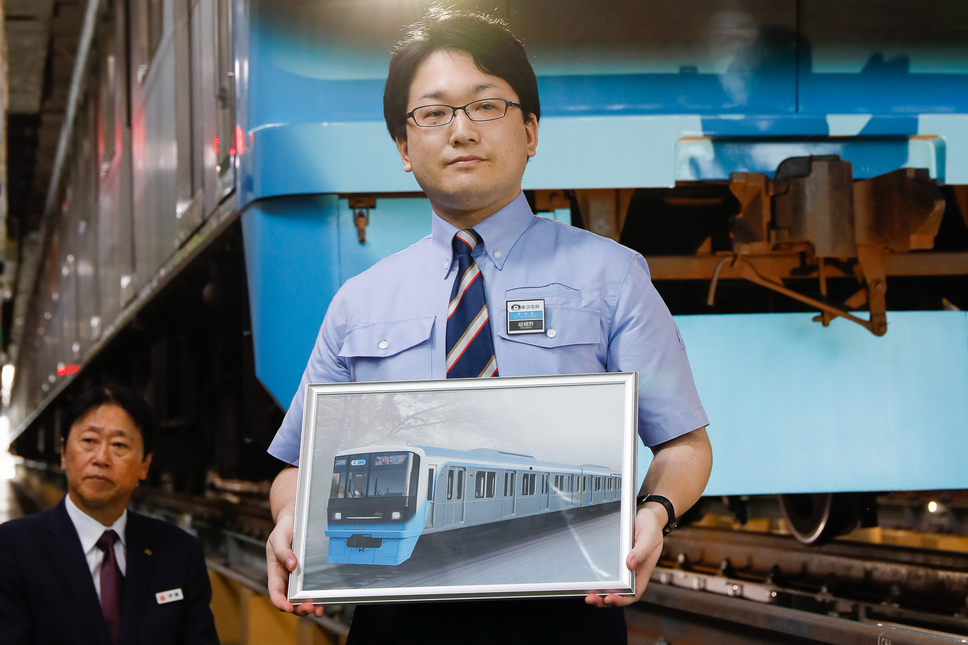 イメージパースを手にした嵯峨野氏。「携帯のアプリで作ったんですが、やり始めたら楽しくなってしまって」とのこと