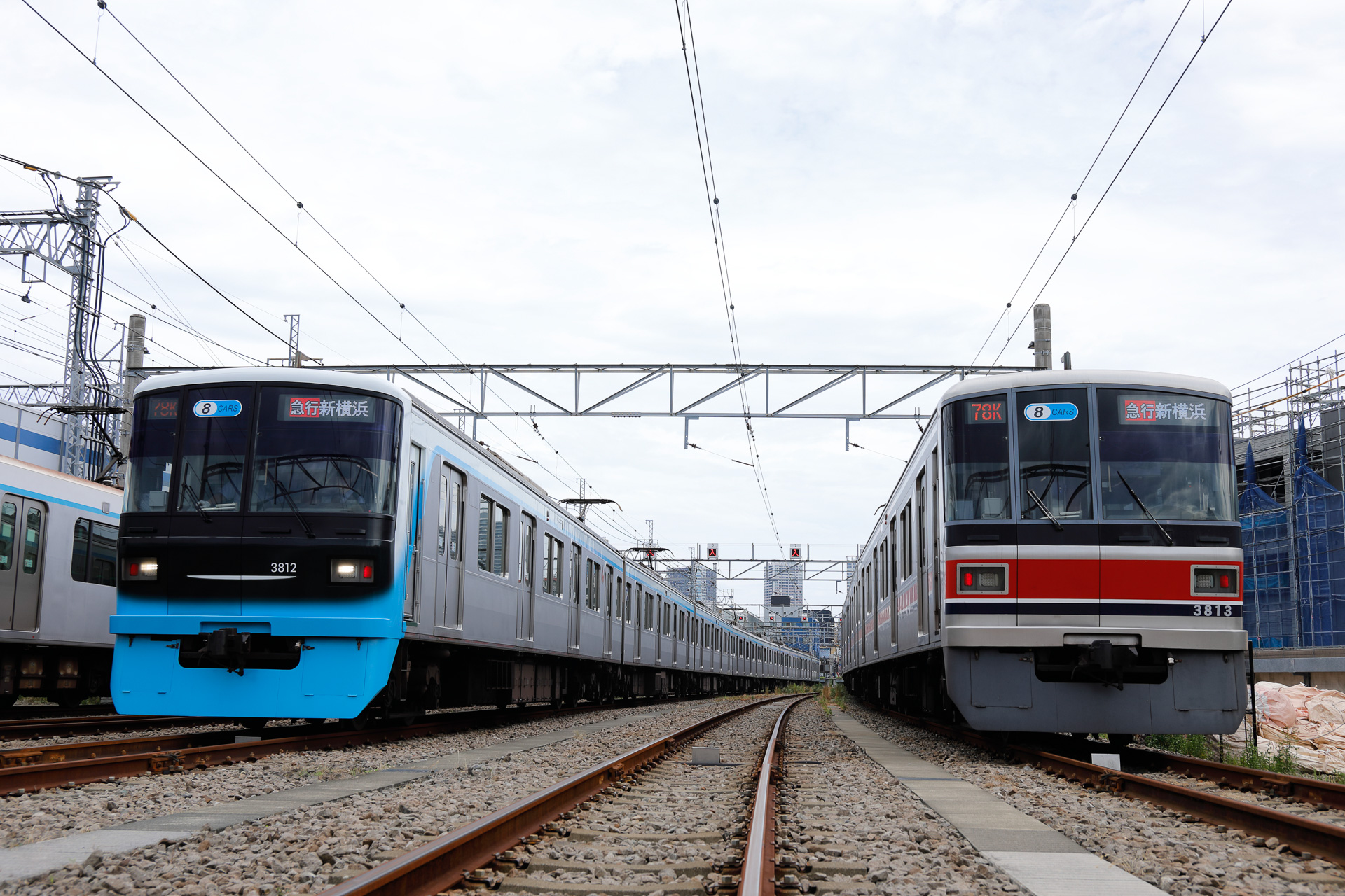 お披露目が済んだ現車が構内を移動して、屋外の留置線に据え付けられた。右はリニューアル前の3113編成