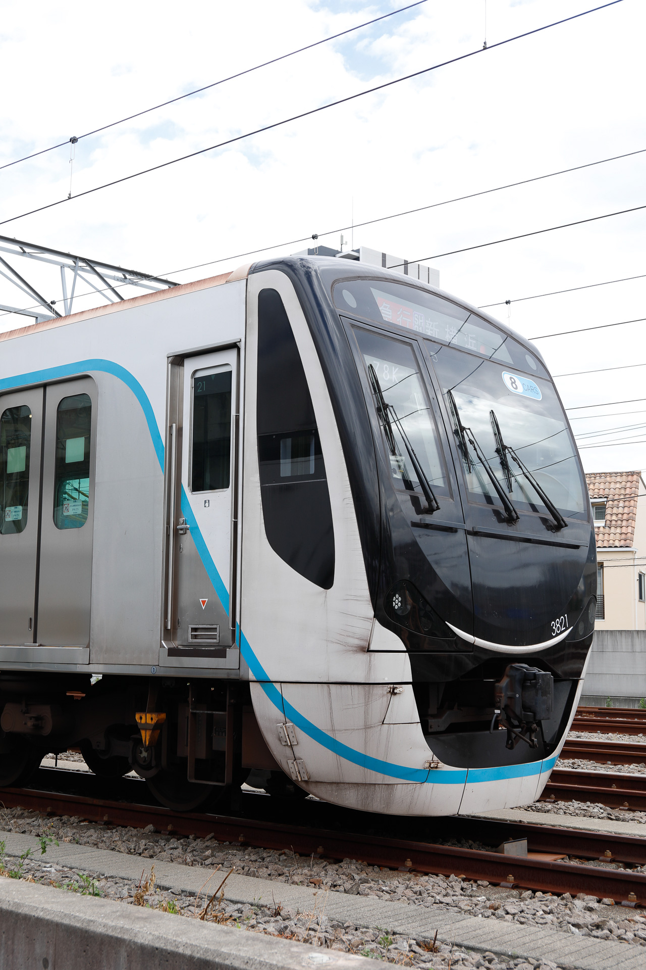 これは3020系。前面は黒が主体で、側面は窓上に向けて白いエリアが立ち上がる構成