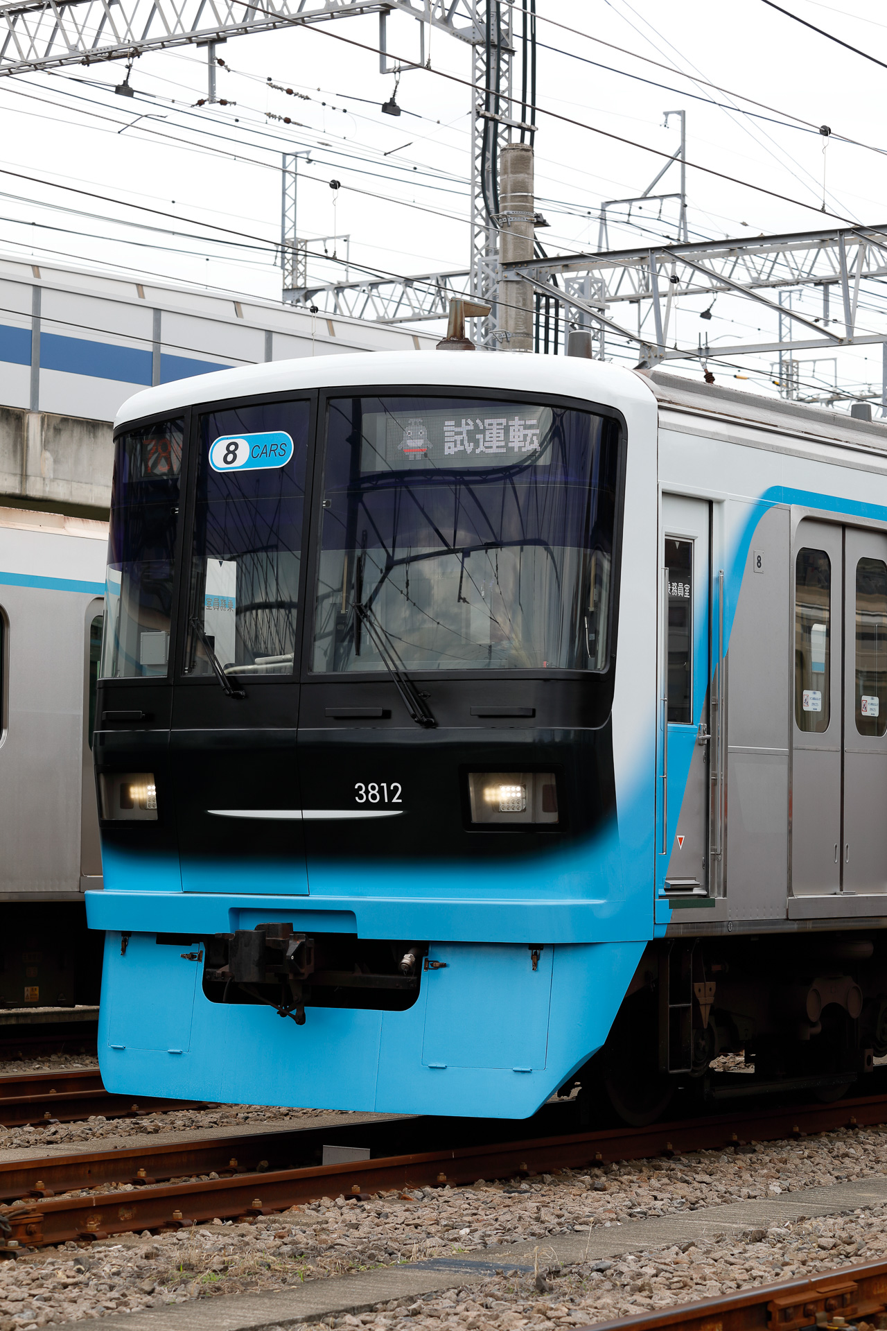 こちらは3000系リニューアル車。基本的な構成は3020系と似ているが、青の面積が広くなっているなどの相違がある