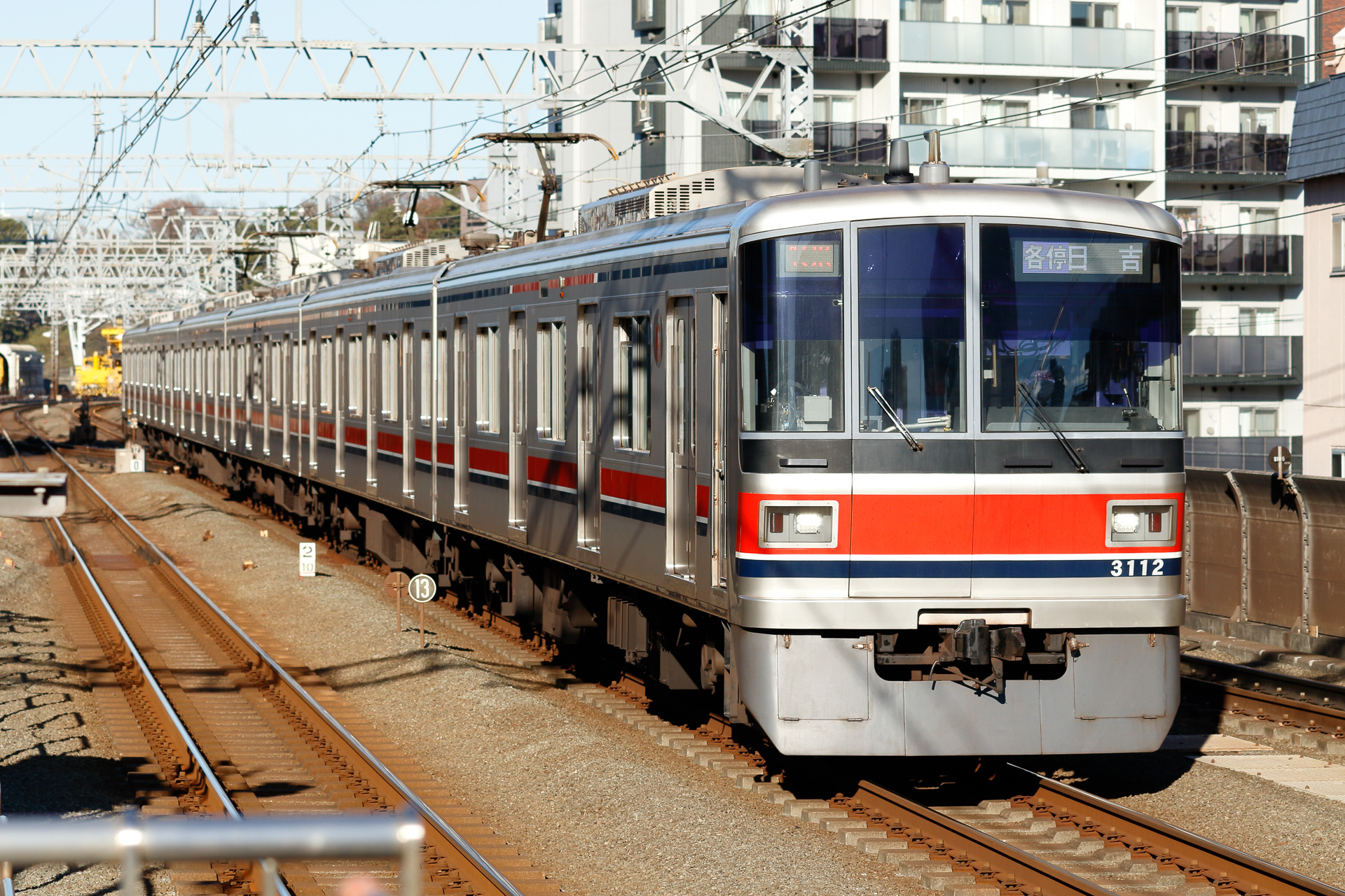 これは増結とリニューアルが行なわれる前の3012編成。腰部に三色の帯を通していた様子が分かる。増結の際に改番が行なわれたため、同じ車両だが、番号は現在とは異なる