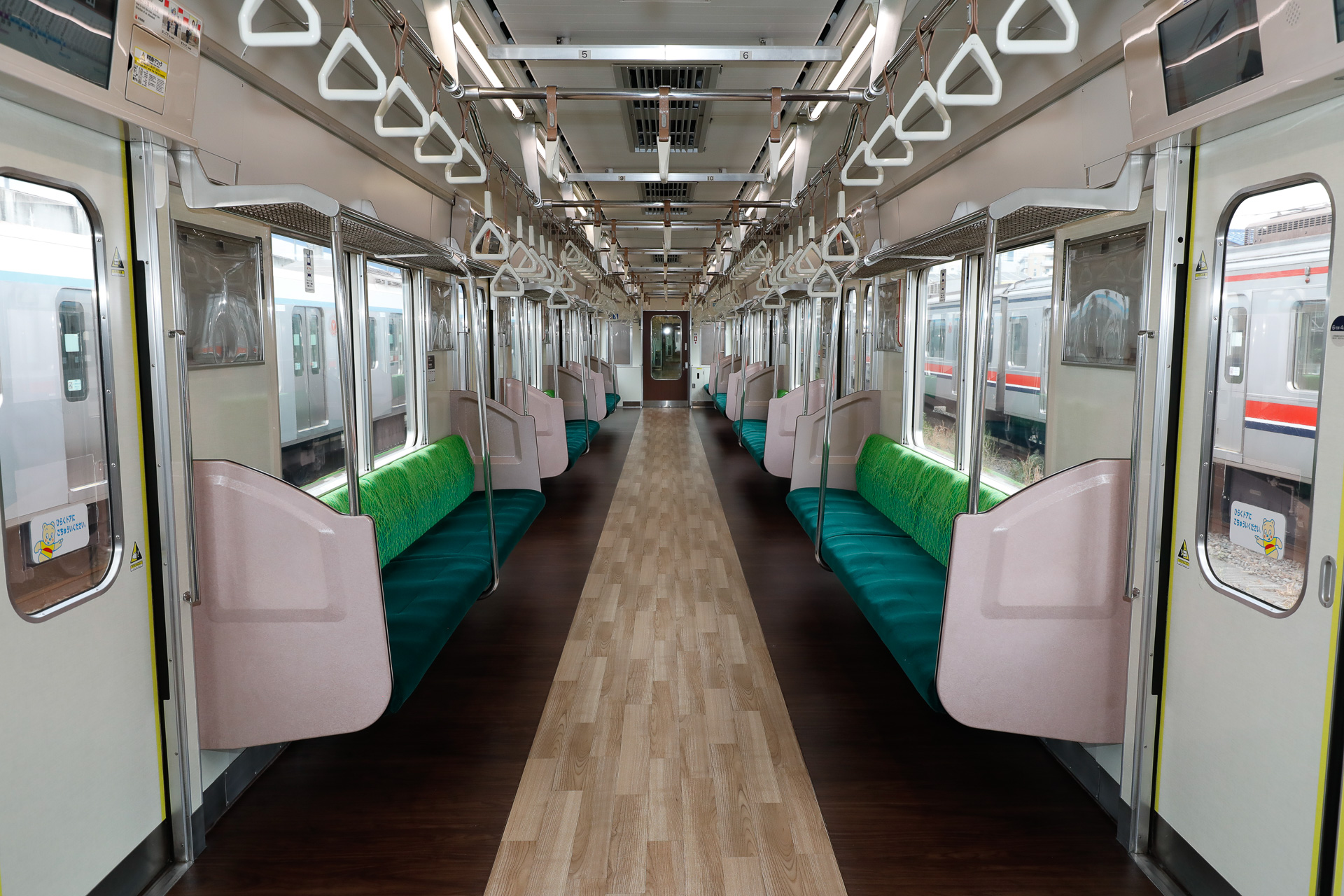 1～3号車と6～8号車は、この内装。床が2020系シリーズと同様の木目調に改められたほか、側壁も2020系シリーズに似た色みに揃えられた